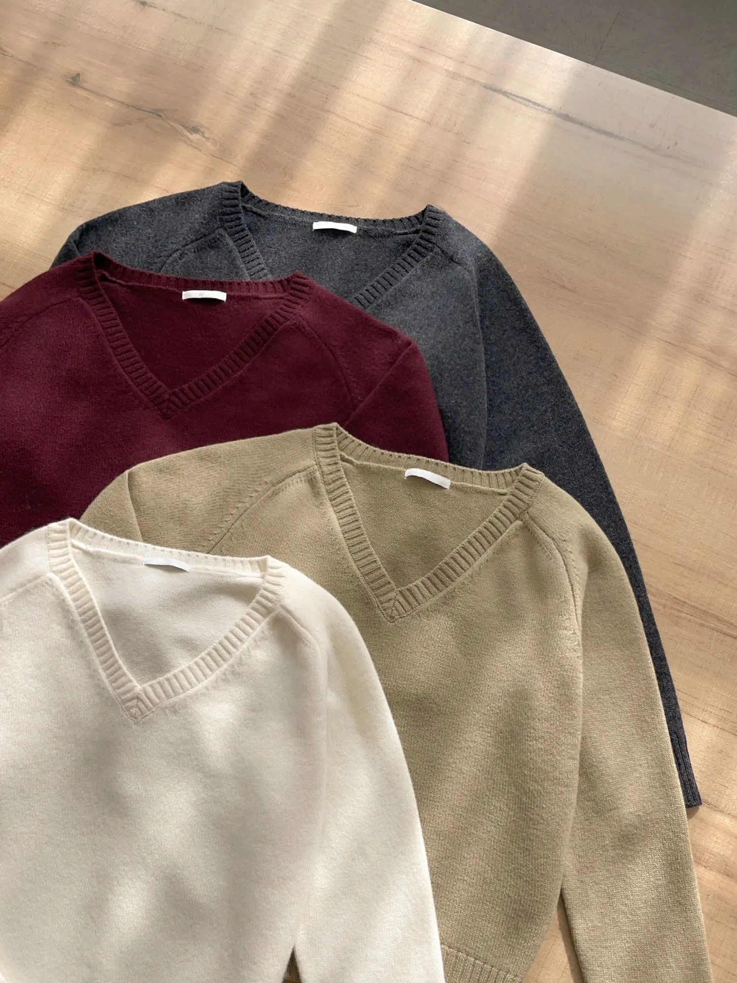 Nok Xiaola подлинный бренд зима 2025 V-Ne свободный шерстяной трикотаж теплый удобный свитер Fem Long Sve
Nok Xiaola подлинный бренд зима 2025 V-Ne свободный шерстяной трикотаж теплый удобный свитер Fem Long Sve