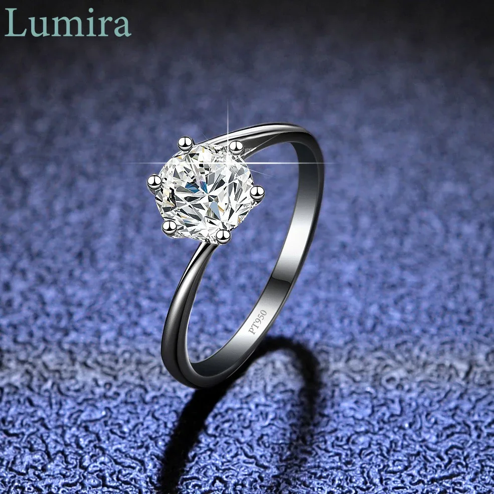 Lumira Platinum PT950 Ring High-End Adjustable 1 Carat Mossanite Diamond Women's Ring Twist-Arm Six-Prong Setting Wedding Band
Lumira Platinum PT950 Ring High-End Adjustable 1 Carat Mossanite Diamond Women's Ring Twist-Arm Six-Prong Setting Wedding Band