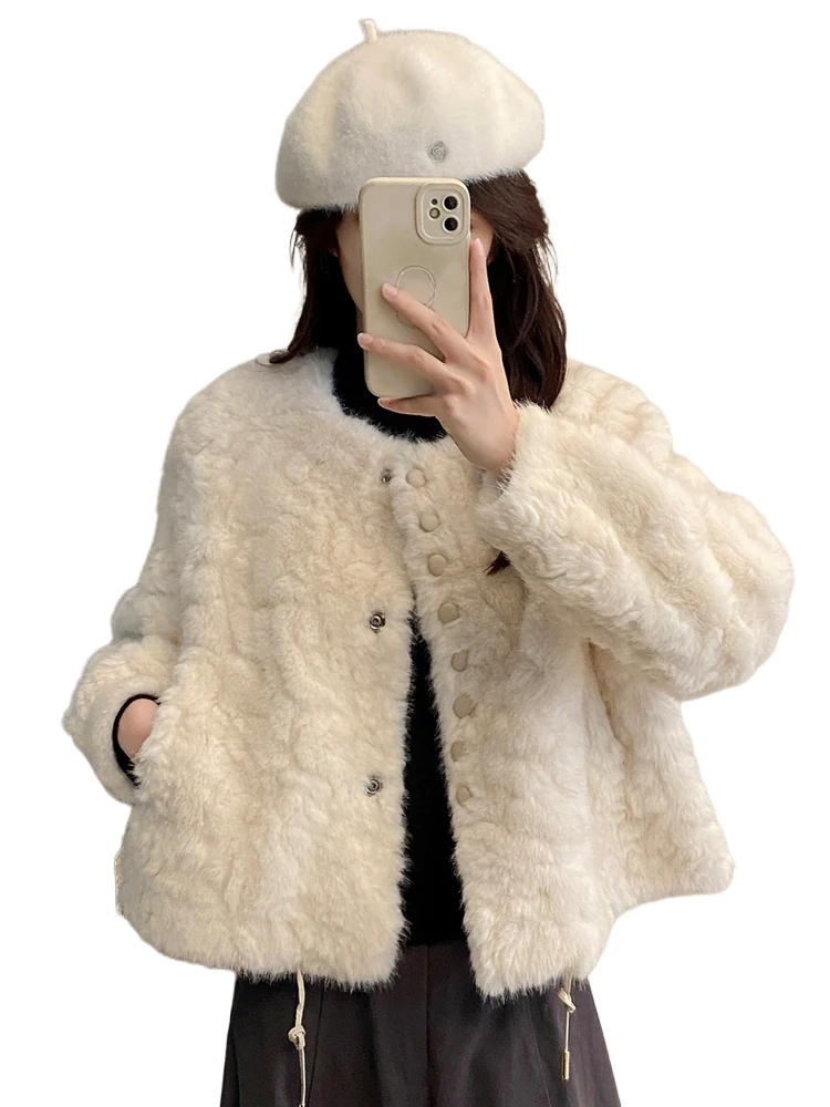 Короткое пальто из овчины для миниатюрных женщин, новинка осень-зима 2025, высококачественное, модное и стильное меховое пальто.
Короткое пальто из овчины для миниатюрных женщин, новинка осень-зима 2025, высококачественное, модное и стильное меховое пальто.