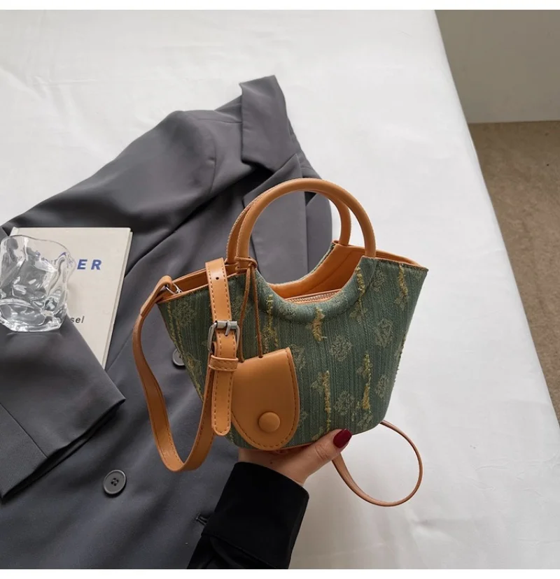 Handheld bucket bag for women 2025 new Korean version fashionable design shoulder bag simple and trendy crossbody bag
Handheld bucket bag for women 2025 new Korean version fashionable design shoulder bag simple and trendy crossbody bag