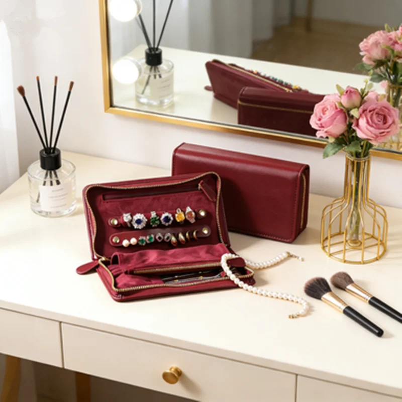 Дорожный футляр для ювелирных изделий из искусственной кожи - портативная сумка-органайзер для колец/ожерелья с мягкой подкладкой, сумка для хранения свадебных аксессуаров
Дорожный футляр для ювелирных изделий из искусственной кожи - портативная сумка-органайзер для колец/ожерелья с мягкой подкладкой, сумка для хранения свадебных аксессуаров