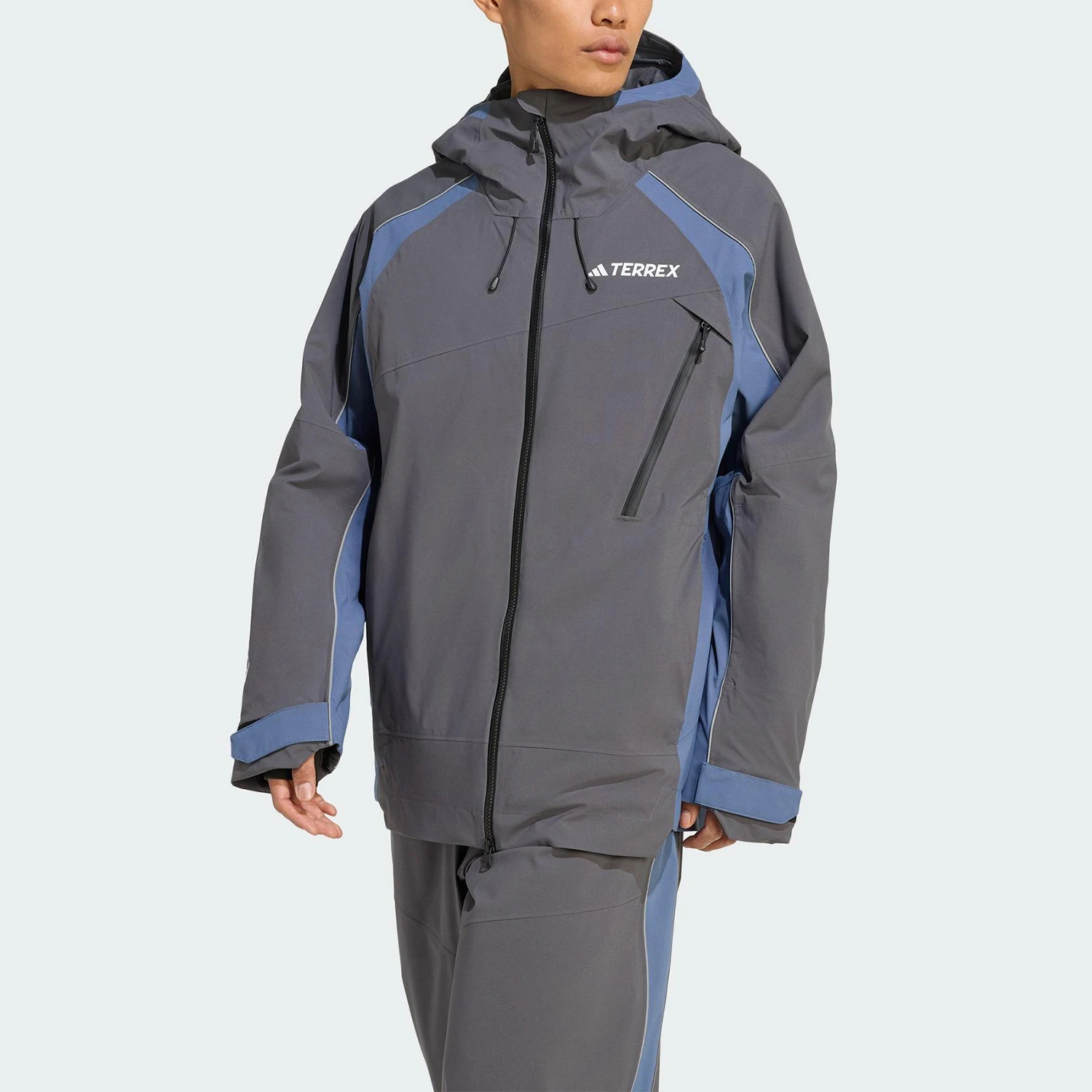 Оригинальная мужская зимняя теплая куртка Adidas с капюшоном и нашивками JV8736
Оригинальная мужская зимняя теплая куртка Adidas с капюшоном и нашивками JV8736