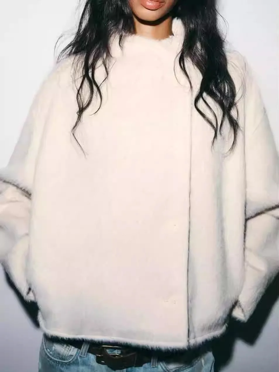 Casual Long Sleeve Stand Collar Plush Jacket Women's Slim Fit Style Bright Surface Double Button Closure Winter Outerwear
Casual Long Sleeve Stand Collar Plush Jacket Women's Slim Fit Style Bright Surface Double Button Closure Winter Outerwear