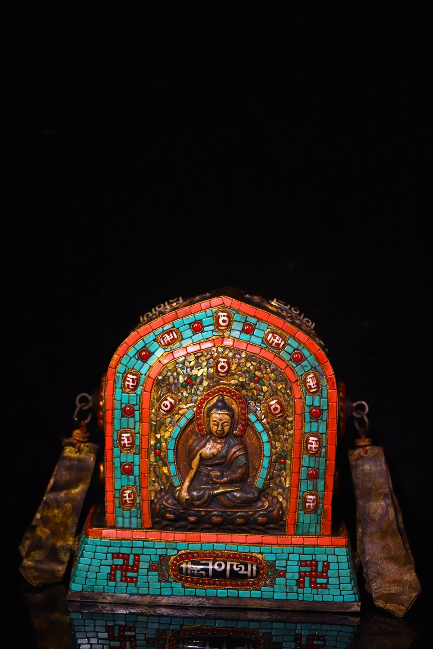 9"Tibetan Temple Collection Old Tiantie Mosaic Gem gZi Beads Turquoise Painted Parinirvana Amulet Buddha Gawu Box Hanging Panel 
9"Tibetan Temple Collection Old Tiantie Mosaic Gem gZi Beads Turquoise Painted Parinirvana Amulet Buddha Gawu Box Hanging Panel