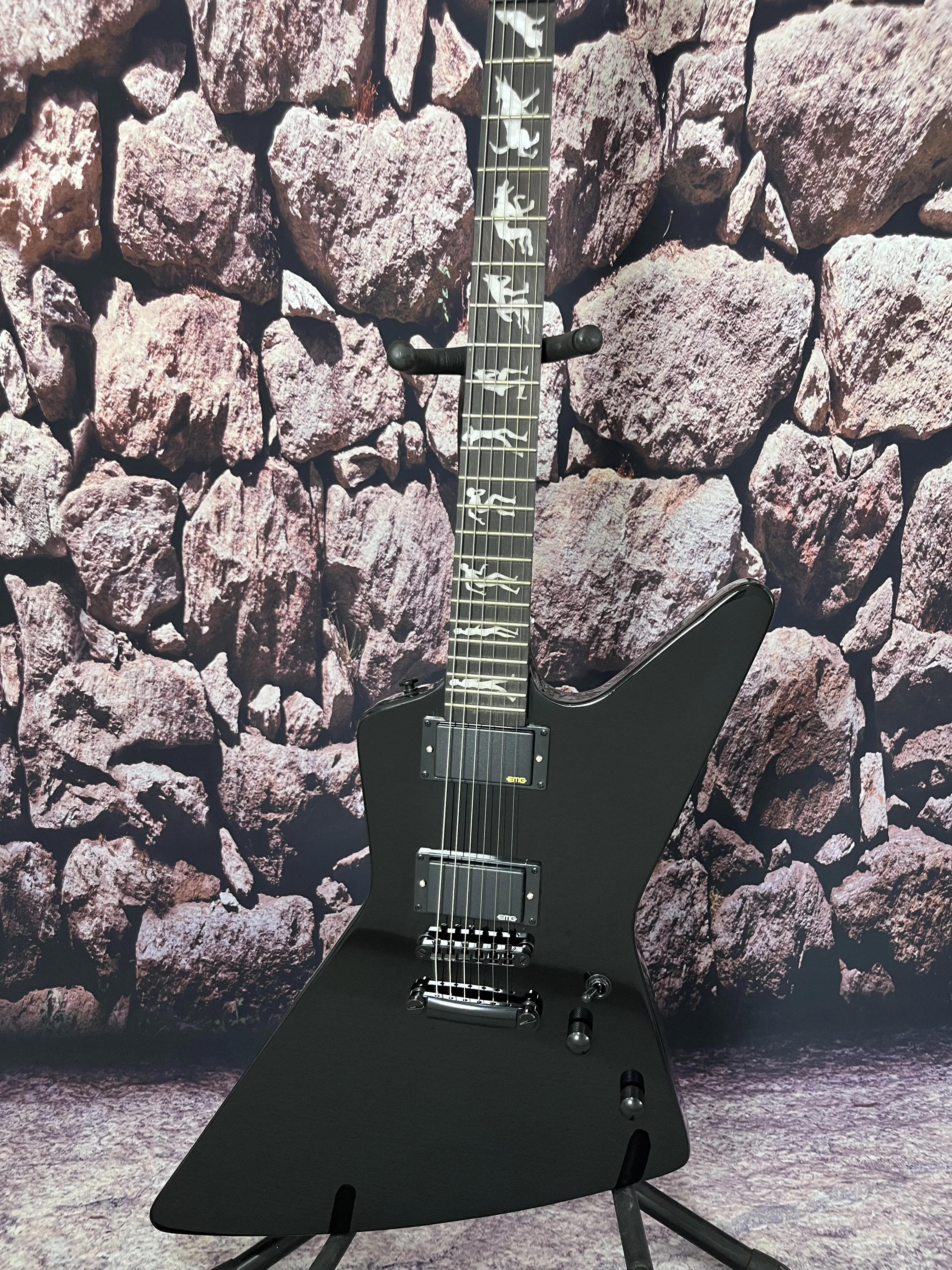 Factory custom Electric guitar man-wolf inlays active pickups mahogany body mahogany neck
Factory custom Electric guitar man-wolf inlays active pickups mahogany body mahogany neck