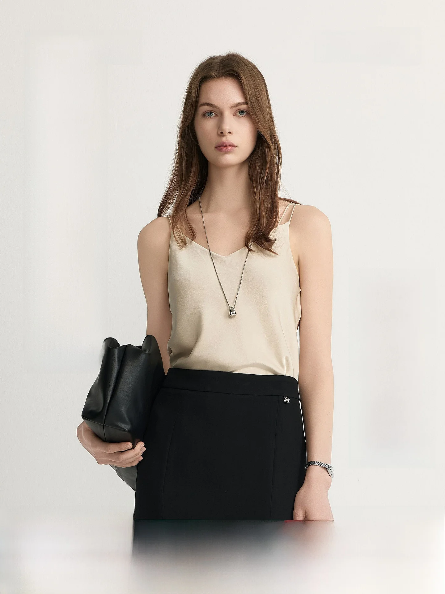 PRICH Satin V-neck Double Strap Halter Shirt Women's Inner Wear Top Fashionable Commute Style Loose Fit Short Length
PRICH Satin V-neck Double Strap Halter Shirt Women's Inner Wear Top Fashionable Commute Style Loose Fit Short Length