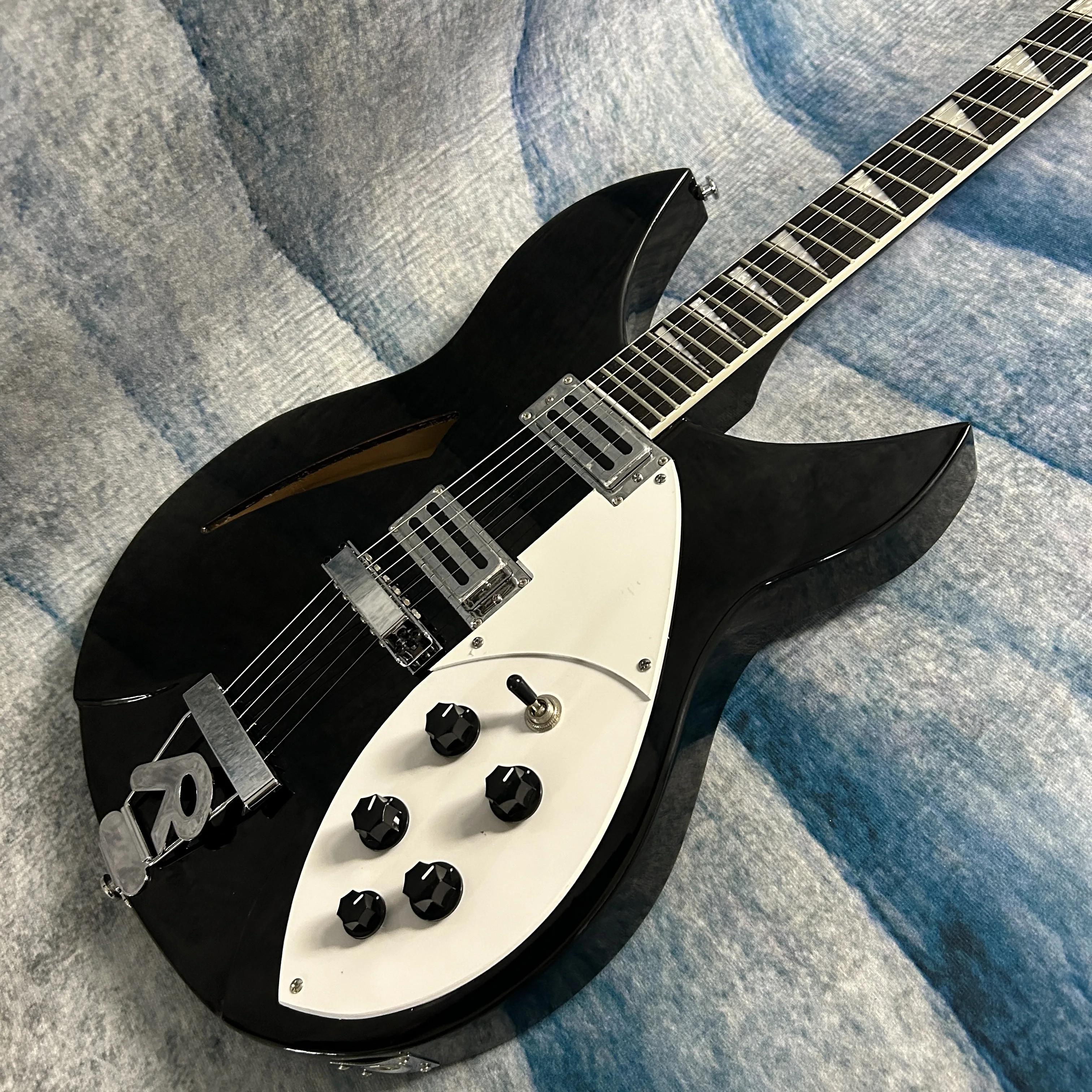 Лидер продаж, модель электрогитары Rickenback 330, черный цвет, R хвостовой мост, гриф из палисандра
Лидер продаж, модель электрогитары Rickenback 330, черный цвет, R хвостовой мост, гриф из палисандра