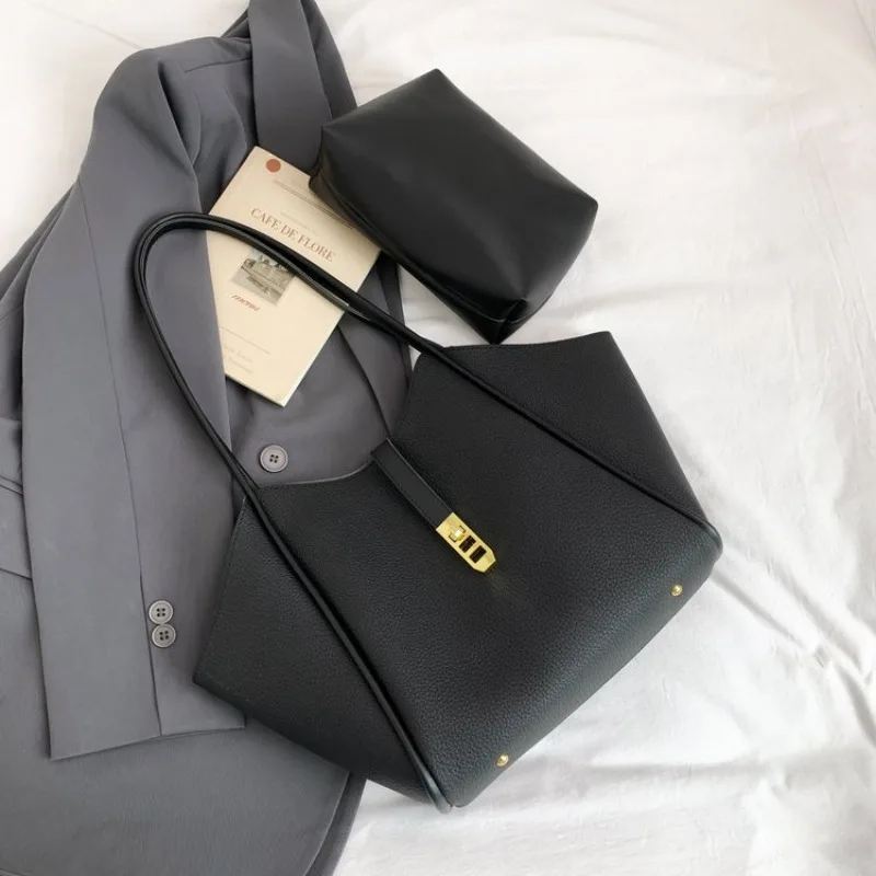 Trendy Letter Logo Diaper Bag Stylish Casual Simple Handbag Shoulder Bag Crossbody Ladies Leather Purse
Trendy Letter Logo Diaper Bag Stylish Casual Simple Handbag Shoulder Bag Crossbody Ladies Leather Purse