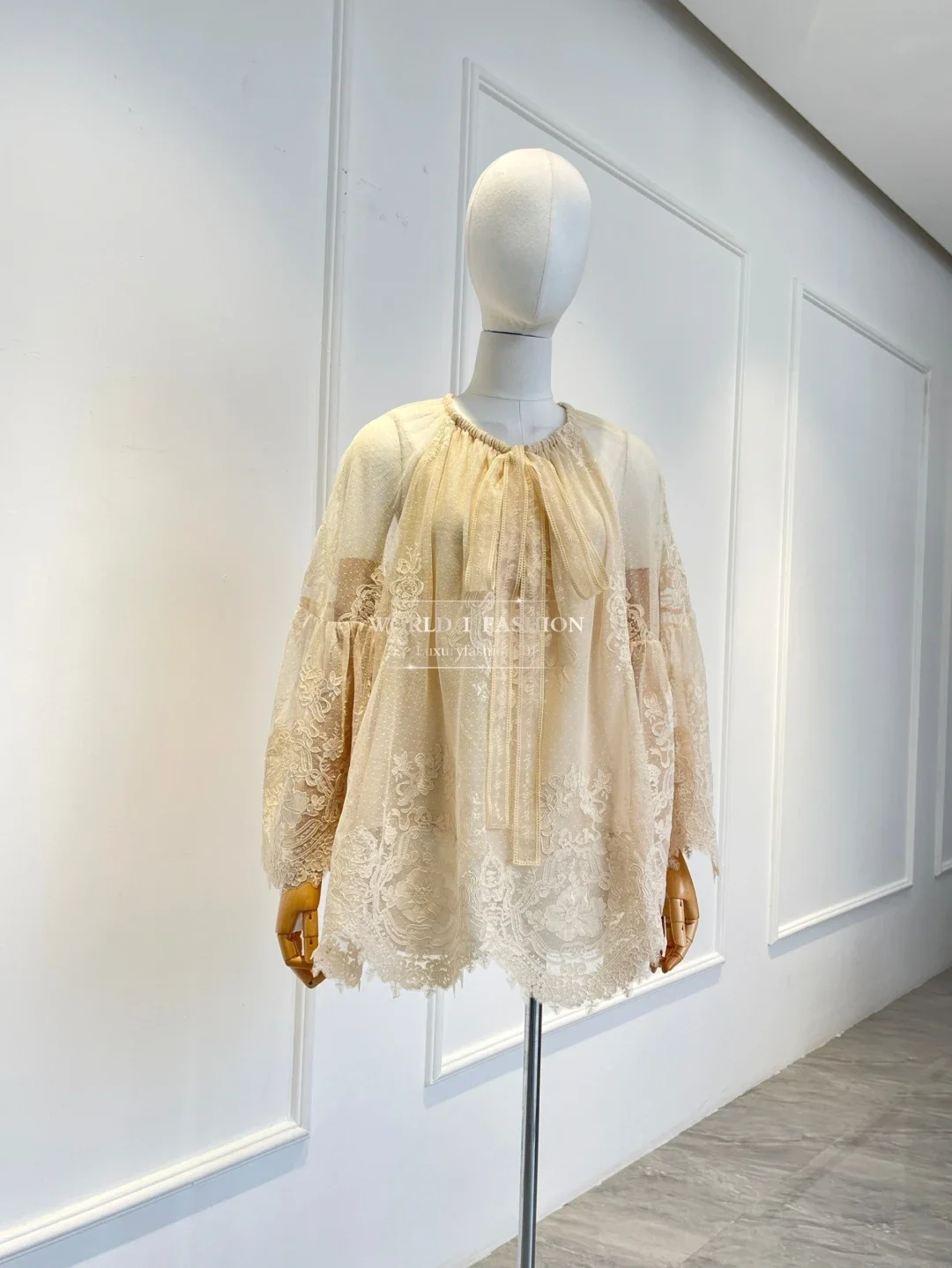 2025 Новая модная бежевая кружевная прозрачная блузка с длинными рукавами и вышивкой, комплект из топа и юбки
2025 Новая модная бежевая кружевная прозрачная блузка с длинными рукавами и вышивкой, комплект из топа и юбки