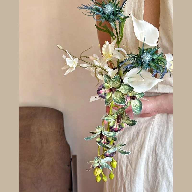 Forest wedding white-green forest simulated flower wedding bride certificate waterfall bouquet original design floral arrangemen
Forest wedding white-green forest simulated flower wedding bride certificate waterfall bouquet original design floral arrangemen