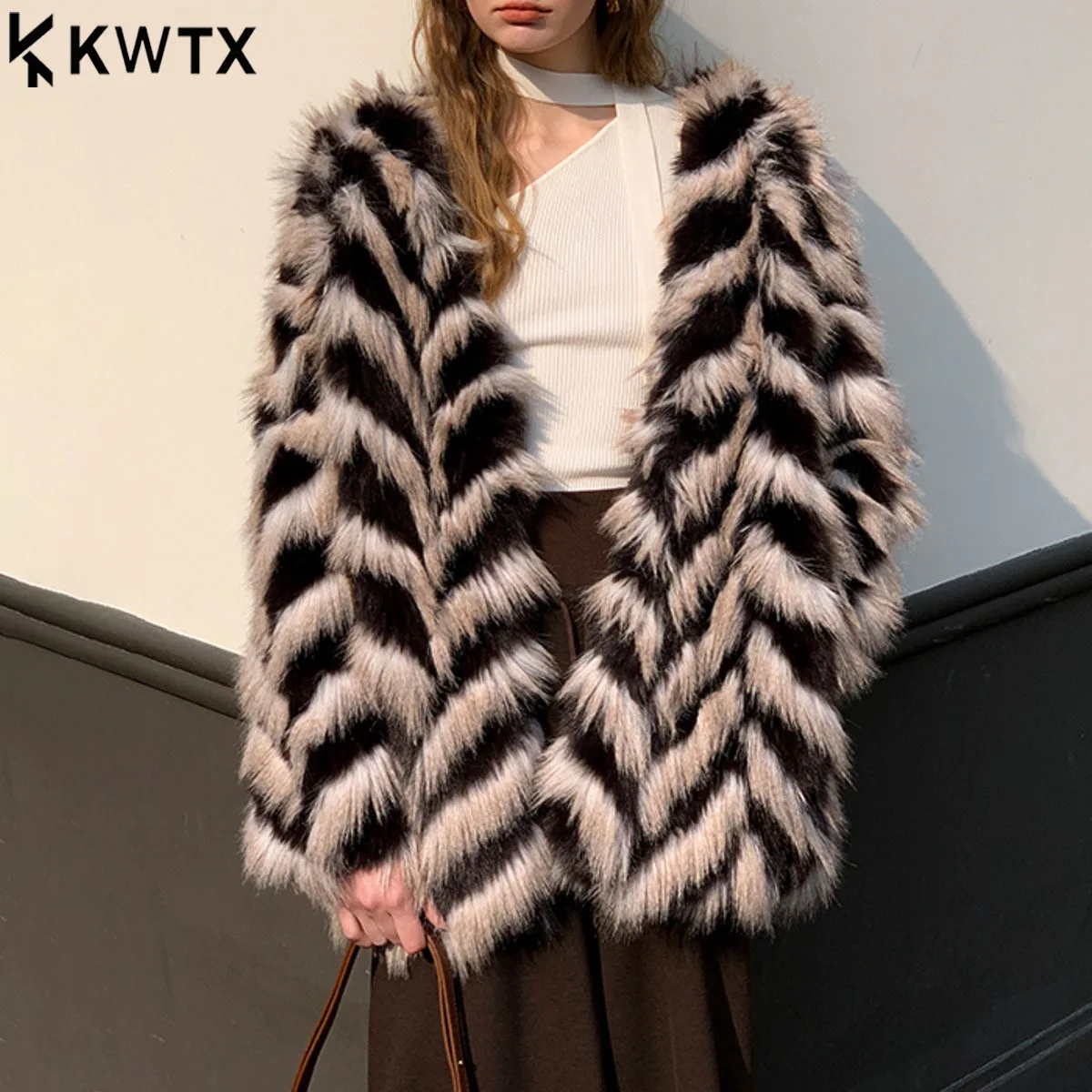 KWTX 2025 Новое женское пальто из искусственного меха с цветными блоками средней длины с v-образным вырезом, новое винтажное шикарное дизайнерское элегантное простое повседневное осенне-зимнее пальто
KWTX 2025 Новое женское пальто из искусственного меха с цветными блоками средней длины с v-образным вырезом, новое винтажное шикарное дизайнерское элегантное простое повседневное осенне-зимнее пальто