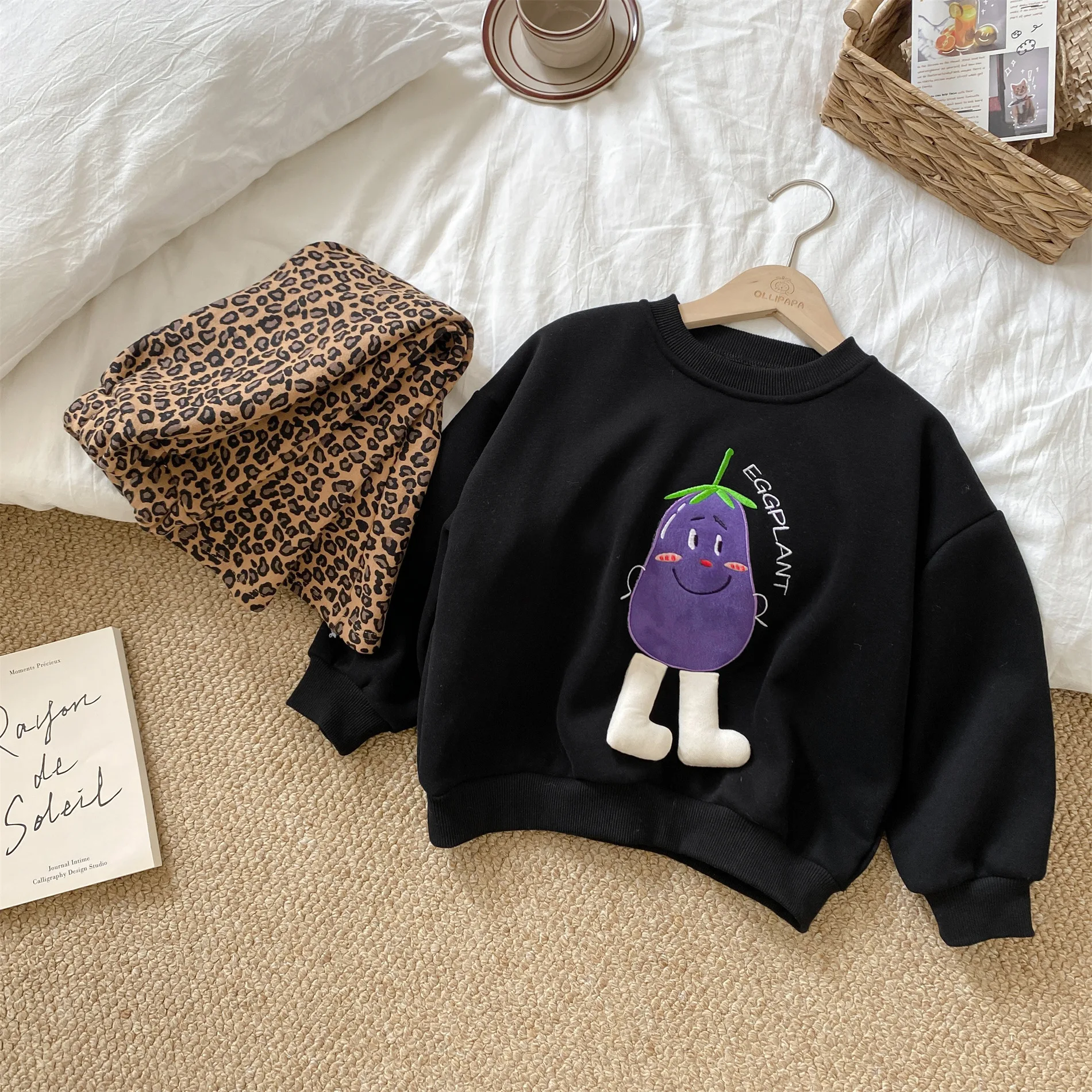 Girls Black Cartoon Hoodies Top Children 2024 New Autumn Winter Collection Fashion Simple Casual Hoodies Top Clothes Kid
Girls Black Cartoon Hoodies Top Children 2024 New Autumn Winter Collection Fashion Simple Casual Hoodies Top Clothes Kid