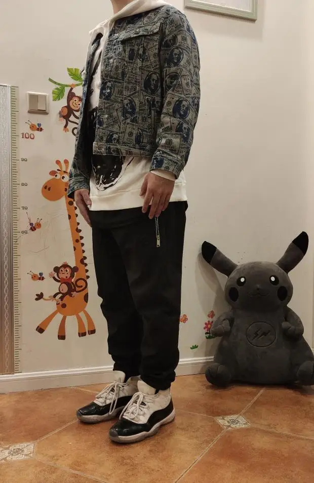 Модная джинсовая куртка для пар с вышивкой в долларах США. Молодежная заводская фабрика. Длинная подставка на одной пуговице.
Модная джинсовая куртка для пар с вышивкой в долларах США. Молодежная заводская фабрика. Длинная подставка на одной пуговице.