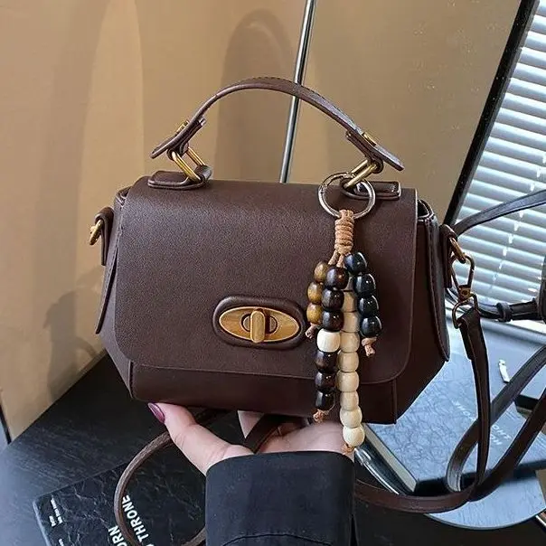 JIAERDI Retro Metal Lock Handbag Women Exquisite Compact Leather Shoulder Bag Ladies Fashion Casual Commuter Crossbody Bags 2025
JIAERDI Retro Metal Lock Handbag Women Exquisite Compact Leather Shoulder Bag Ladies Fashion Casual Commuter Crossbody Bags 2025