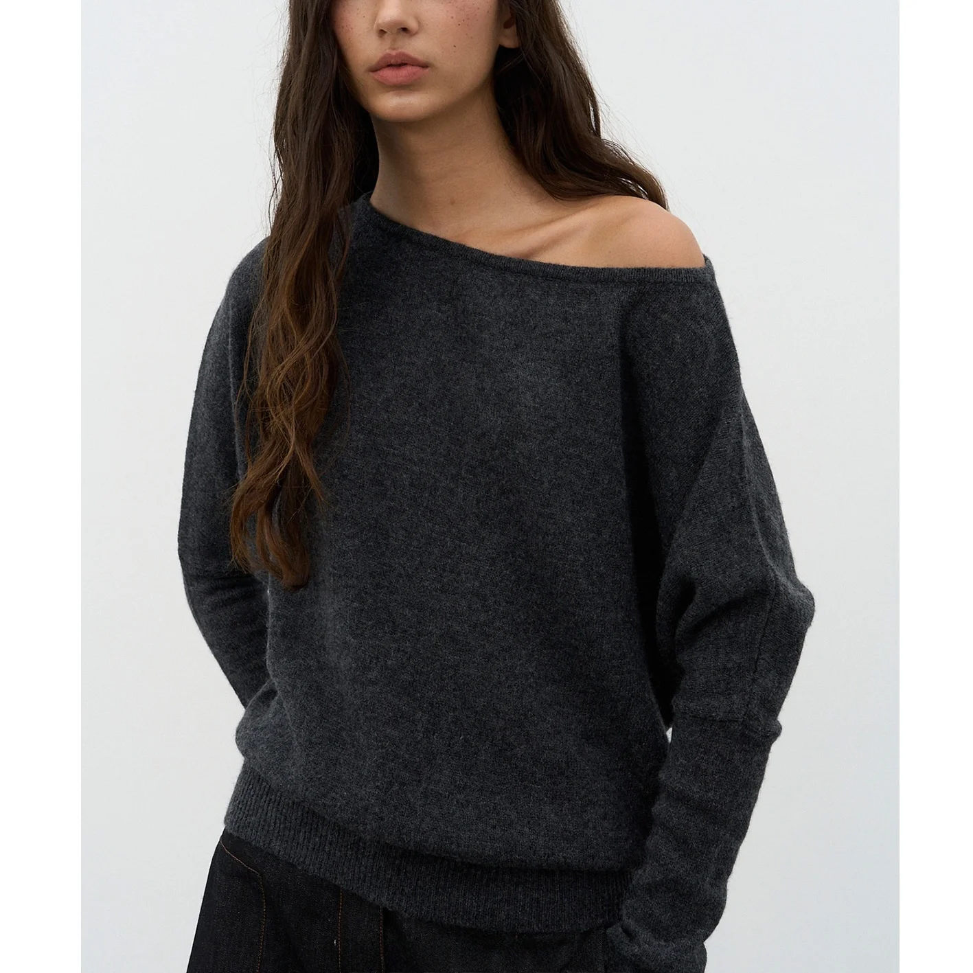 Легкий вязаный свитер Deep ey Camere Blend с одним открытым плечом, приталенный, с длинными рукавами, однотонный, женский.
Легкий вязаный свитер Deep ey Camere Blend с одним открытым плечом, приталенный, с длинными рукавами, однотонный, женский.