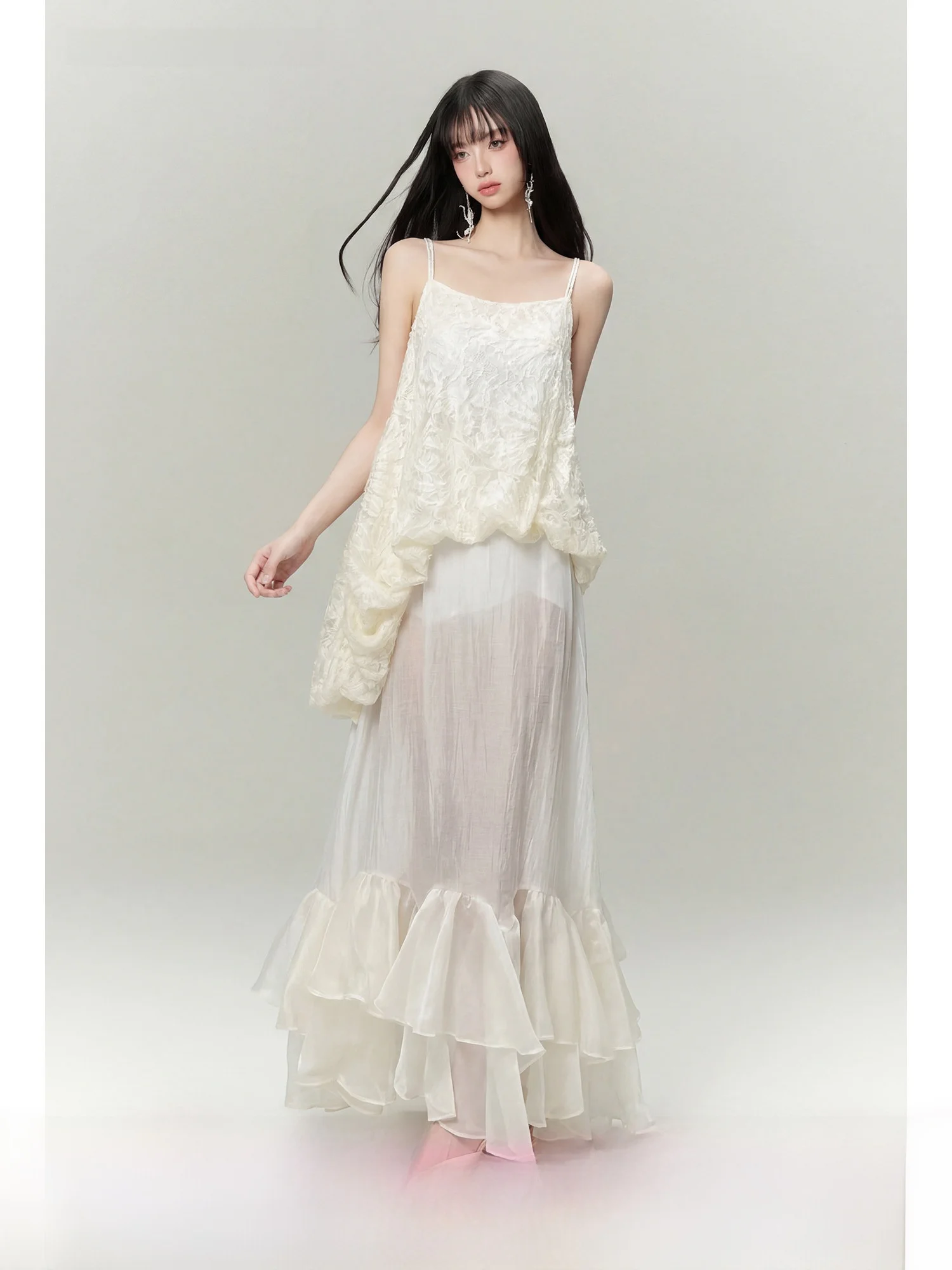 COTHURNUS Cloudy White Rose: Новинка! Модный летний комплект из двух предметов: топ с бретельками и юбка-полусолнце.
COTHURNUS Cloudy White Rose: Новинка! Модный летний комплект из двух предметов: топ с бретельками и юбка-полусолнце.