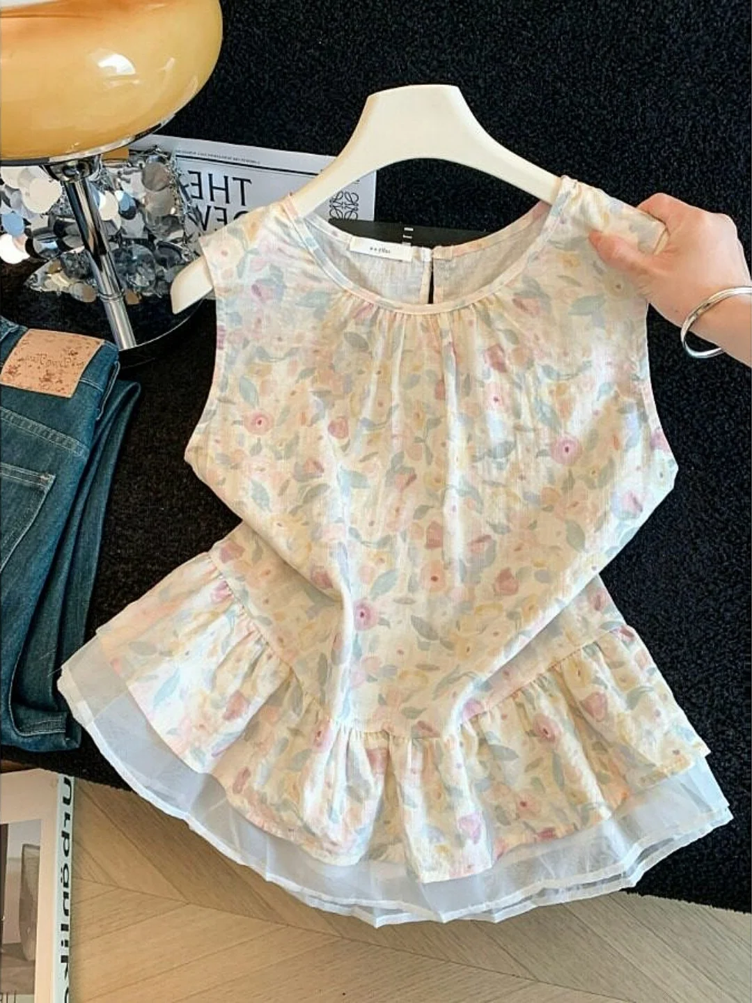 Summer New Sweet Young Looking Floral Lace Splice Slimming Women's Sleeveless Shirt Original Design Loose Fit Polyester Fiber
Summer New Sweet Young Looking Floral Lace Splice Slimming Women's Sleeveless Shirt Original Design Loose Fit Polyester Fiber