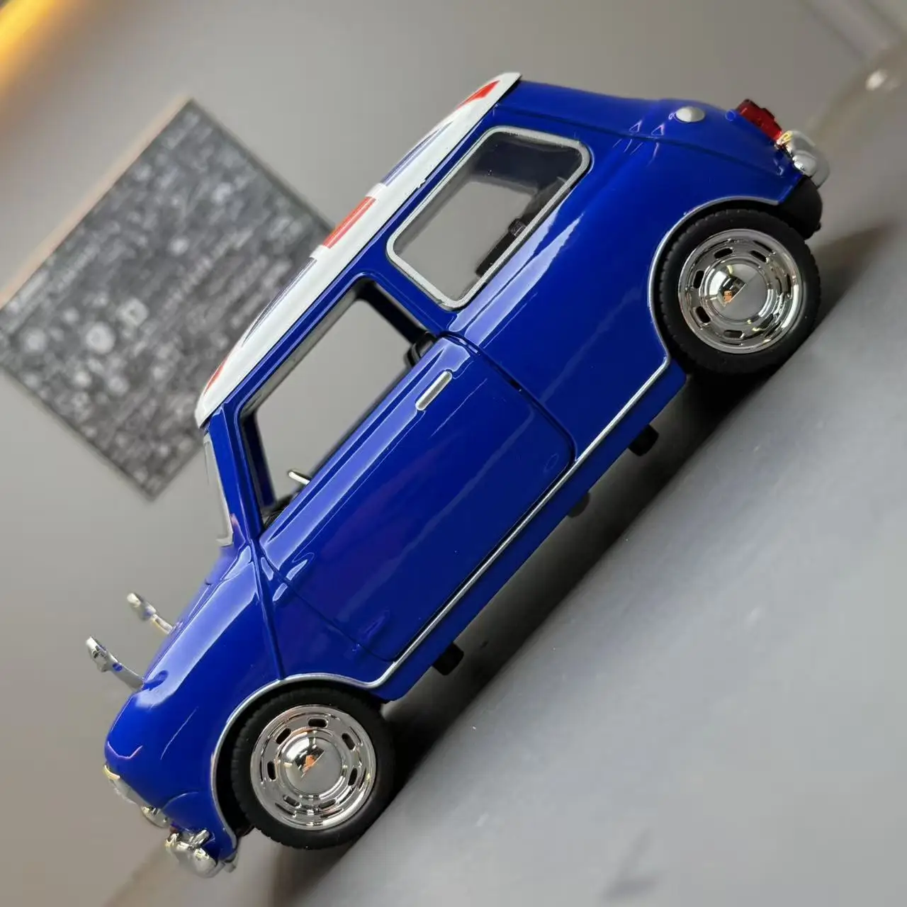 1:32 Mini Cooper S Alloy Car Model Die-casting Simulation Sound and Light Toy Model Classic Retro Car Gift
1:32 Mini Cooper S Alloy Car Model Die-casting Simulation Sound and Light Toy Model Classic Retro Car Gift
