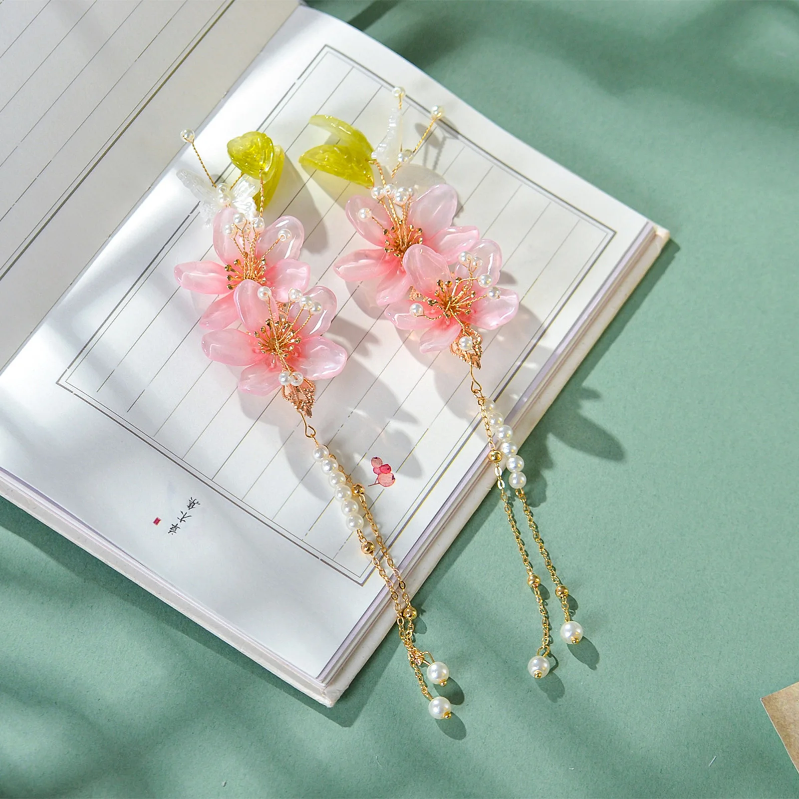 2pcs Jewelry Hair Clip Light Luxury Flower Tassel Hairpin Vintage Chinese Style Headwear Girls Trendy Hair Accessory Hair Clips
2pcs Jewelry Hair Clip Light Luxury Flower Tassel Hairpin Vintage Chinese Style Headwear Girls Trendy Hair Accessory Hair Clips