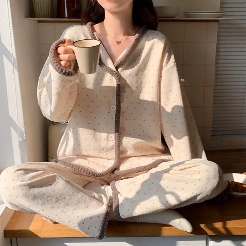 Ins воздушный хлопковый сэндвич, одежда для сна, женский осенне-зимний толстый комплект с длинными рукавами, высококачественная домашняя одежда с волнистыми точками, новый стиль
Ins воздушный хлопковый сэндвич, одежда для сна, женский осенне-зимний толстый комплект с длинными рукавами, высококачественная домашняя одежда с волнистыми точками, новый стиль