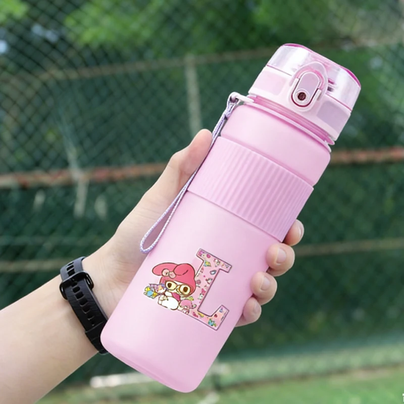 Детская спортивная пластиковая бутылка для воды с мультяшными мелодиями, 550 мл, буквы A-Z, летняя, для улицы, ударопрочная, для девочек
Детская спортивная пластиковая бутылка для воды с мультяшными мелодиями, 550 мл, буквы A-Z, летняя, для улицы, ударопрочная, для девочек