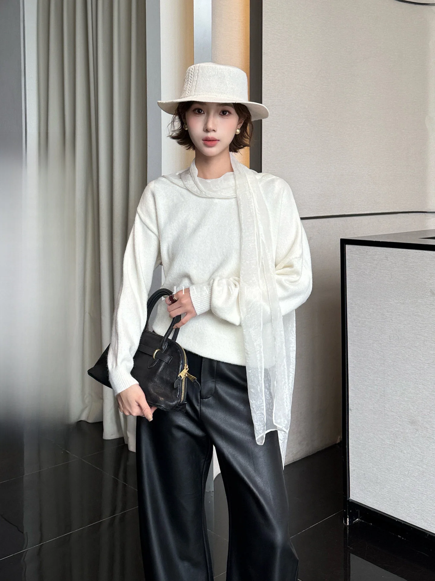 Ele Long Sve round Ne Knitwear Women's Loose Fit Autumn White Sweater with Sa Heavy Embelliment Design
Ele Long Sve round Ne Knitwear Women's Loose Fit Autumn White Sweater with Sa Heavy Embelliment Design