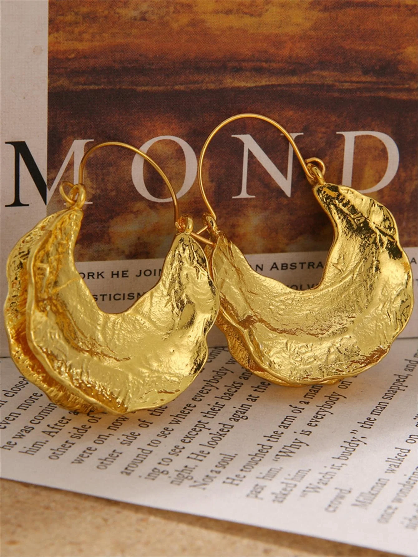 Vintage Gold Drop Earrings for Women, Textured Leaf Design, Daily Wear Fashion Jewelry
Vintage Gold Drop Earrings for Women, Textured Leaf Design, Daily Wear Fashion Jewelry