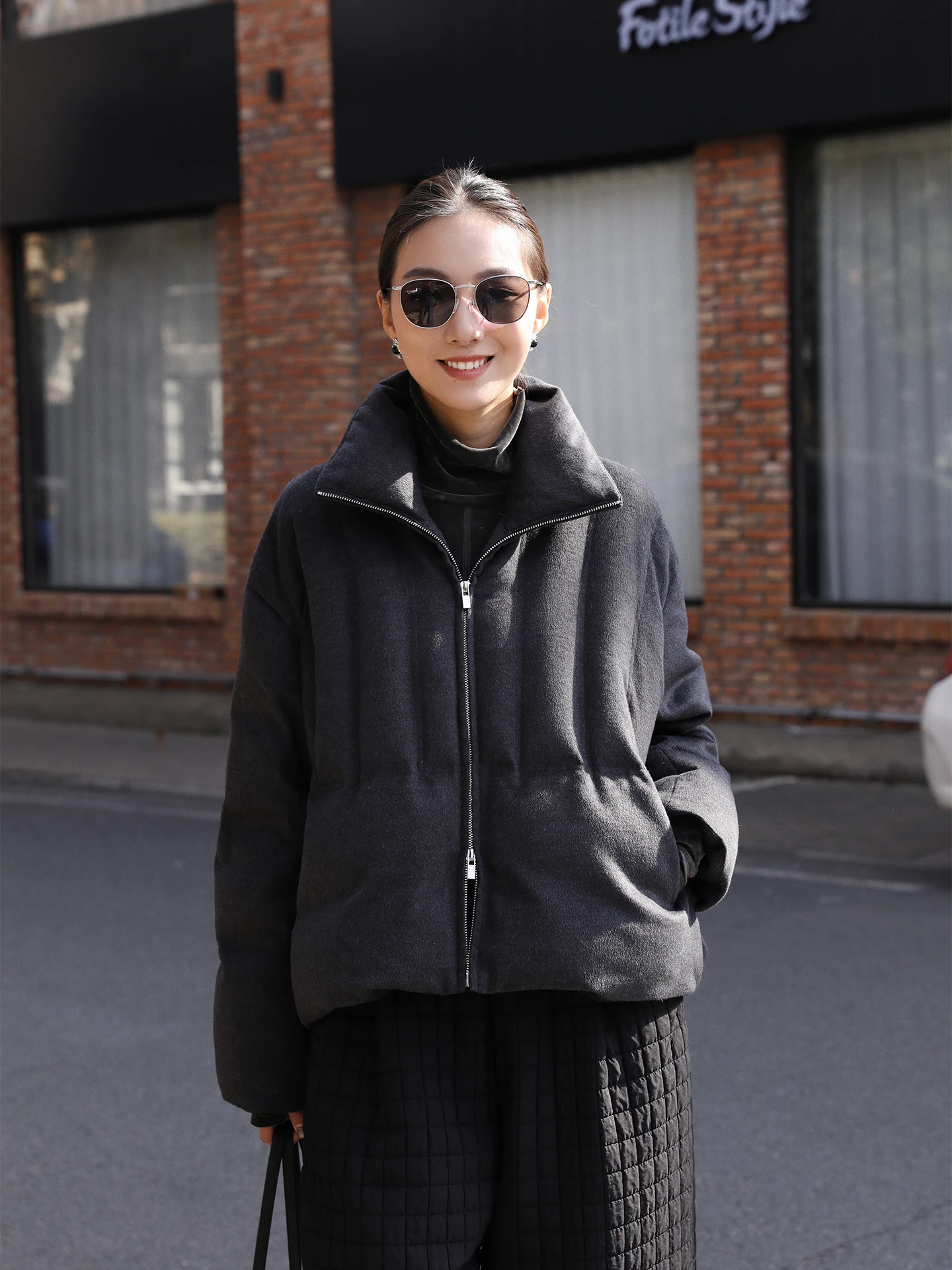Stylish Short Puffer Jacket Women's Deep Grey Duck down Coat Warm Loose Fit Casual Style Winter New Arrival Zouzhou
Stylish Short Puffer Jacket Women's Deep Grey Duck down Coat Warm Loose Fit Casual Style Winter New Arrival Zouzhou