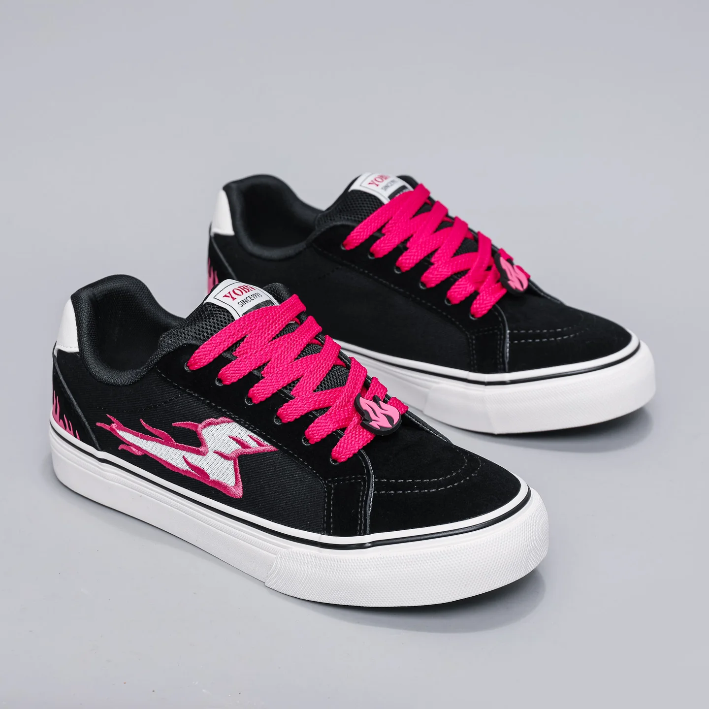 Модные мужские кеды из канваса, вулканизированные туфли для мужчин, весна-лето 2026, удобные повседневные кроссовки, стильная мужская обувь для прогулок
Модные мужские кеды из канваса, вулканизированные туфли для мужчин, весна-лето 2026, удобные повседневные кроссовки, стильная мужская обувь для прогулок