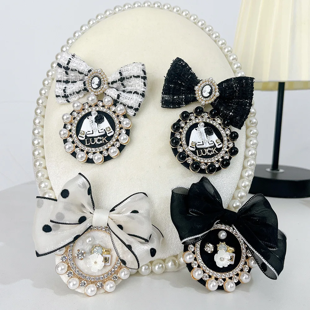 Retro Fabric Bow Brooch Lapel Pins Rhinestone Crystal Pearl Badge Accessories for Coat Bags Corsage Jewelry Gifts for Women
Retro Fabric Bow Brooch Lapel Pins Rhinestone Crystal Pearl Badge Accessories for Coat Bags Corsage Jewelry Gifts for Women