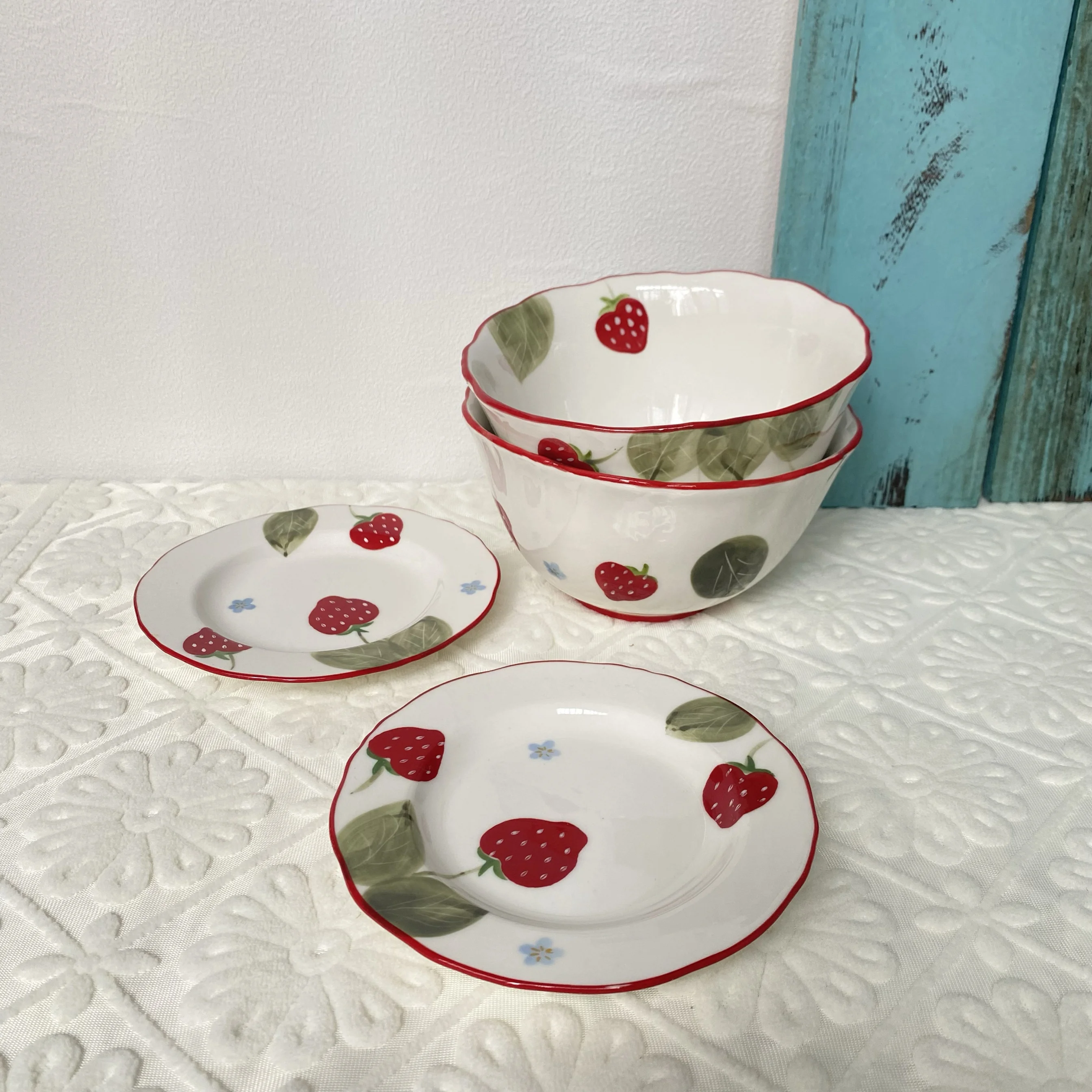 Hand-painted strawberry Japanese ceramic tableware household burning soup bowl noodle bowl small dish
Hand-painted strawberry Japanese ceramic tableware household burning soup bowl noodle bowl small dish