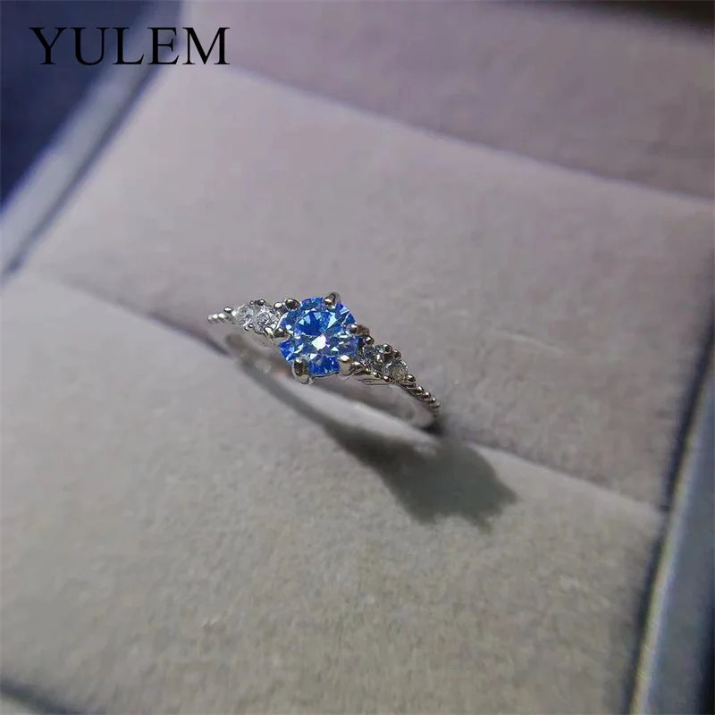 YULEM 0.5CT Blue Moissanite Engagement Rings for Women 925 Sterling Silver VVS1 Diamond Wedding Promise Rings Anniversary Gift
YULEM 0.5CT Blue Moissanite Engagement Rings for Women 925 Sterling Silver VVS1 Diamond Wedding Promise Rings Anniversary Gift
