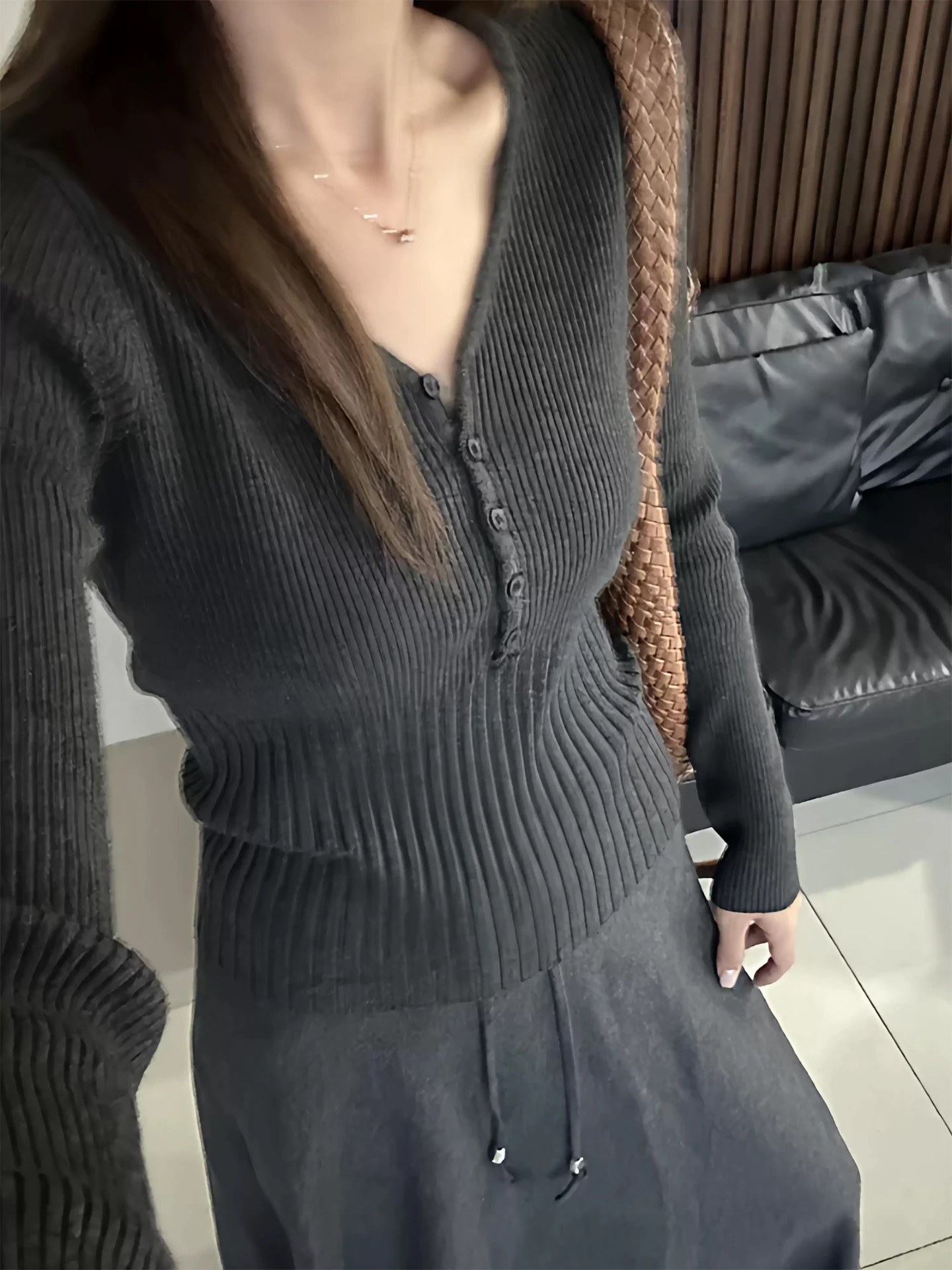 Новинка 2025: Женский вязаный кардиган с V-образным вырезом, облегающий талию, в корейском стиле, для осени и зимы
Новинка 2025: Женский вязаный кардиган с V-образным вырезом, облегающий талию, в корейском стиле, для осени и зимы