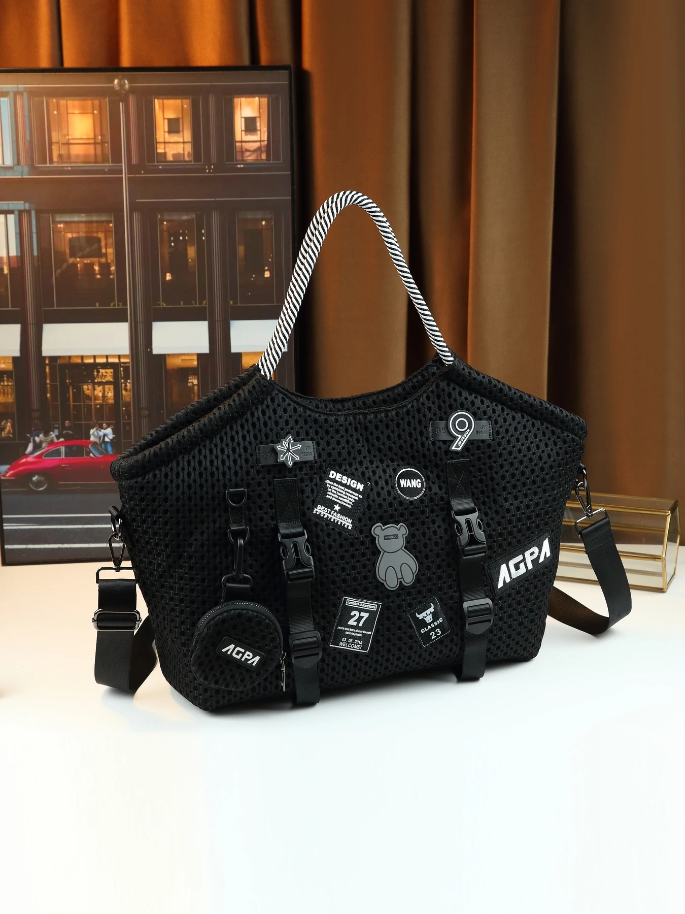 Сумка-ведро с мультяшной графической сеткой для отдыха, большая вместительная сумка через плечо, персонализированная сумка-тоут с буквенным украшением и табличкой 
Сумка-ведро с мультяшной графической сеткой для отдыха, большая вместительная сумка через плечо, персонализированная сумка-тоут с буквенным украшением и табличкой