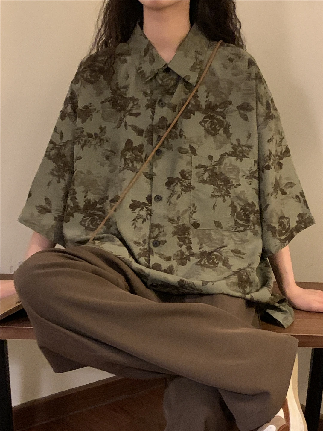 y Summer Retro Hong Kong Sle ort Sve Floral irt ex Loose Casual irt Youth Trend arp Collar Thin Model
y Summer Retro Hong Kong Sle ort Sve Floral irt ex Loose Casual irt Youth Trend arp Collar Thin Model
