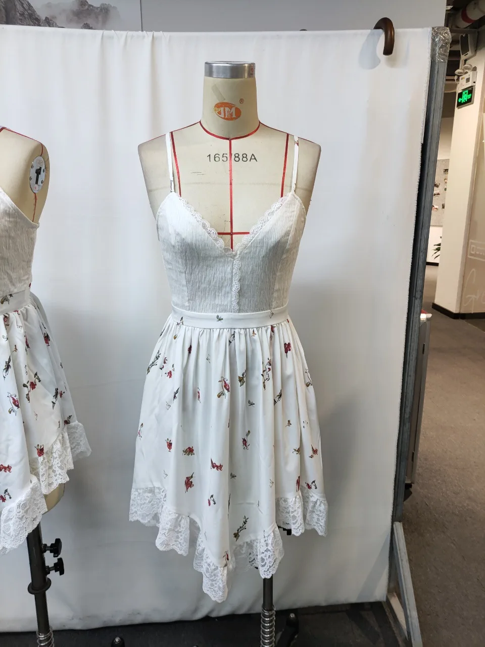 Women's Dress 2026 Spring Summer New Retro Floral Print V-Neck Sleeveless Lace Patchwork Irregular Hemp Backless Mini Dress
Women's Dress 2026 Spring Summer New Retro Floral Print V-Neck Sleeveless Lace Patchwork Irregular Hemp Backless Mini Dress