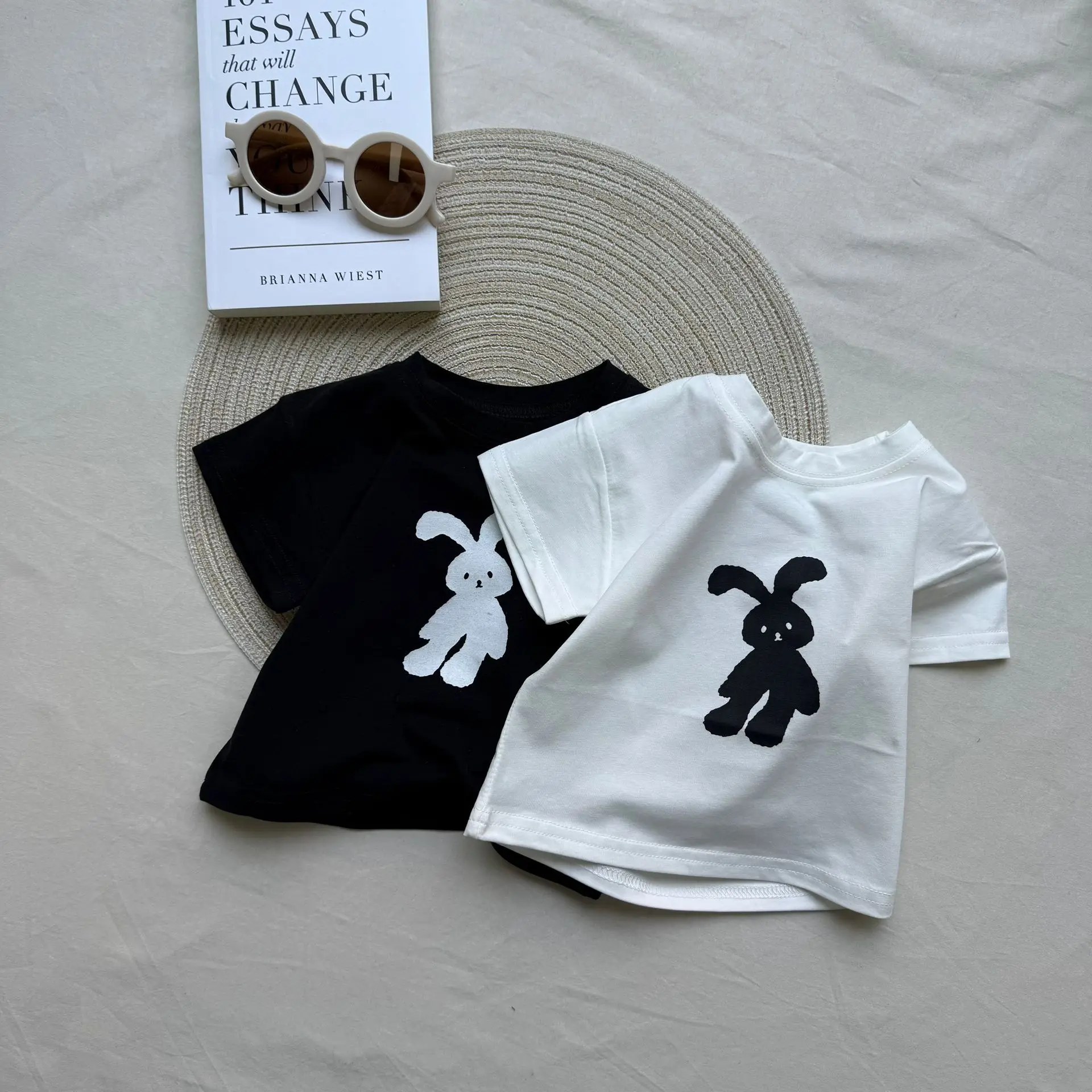 Korean version ins round neck short sleeved casual top for baby boys and girls, summer style T white rabbit
Korean version ins round neck short sleeved casual top for baby boys and girls, summer style T white rabbit