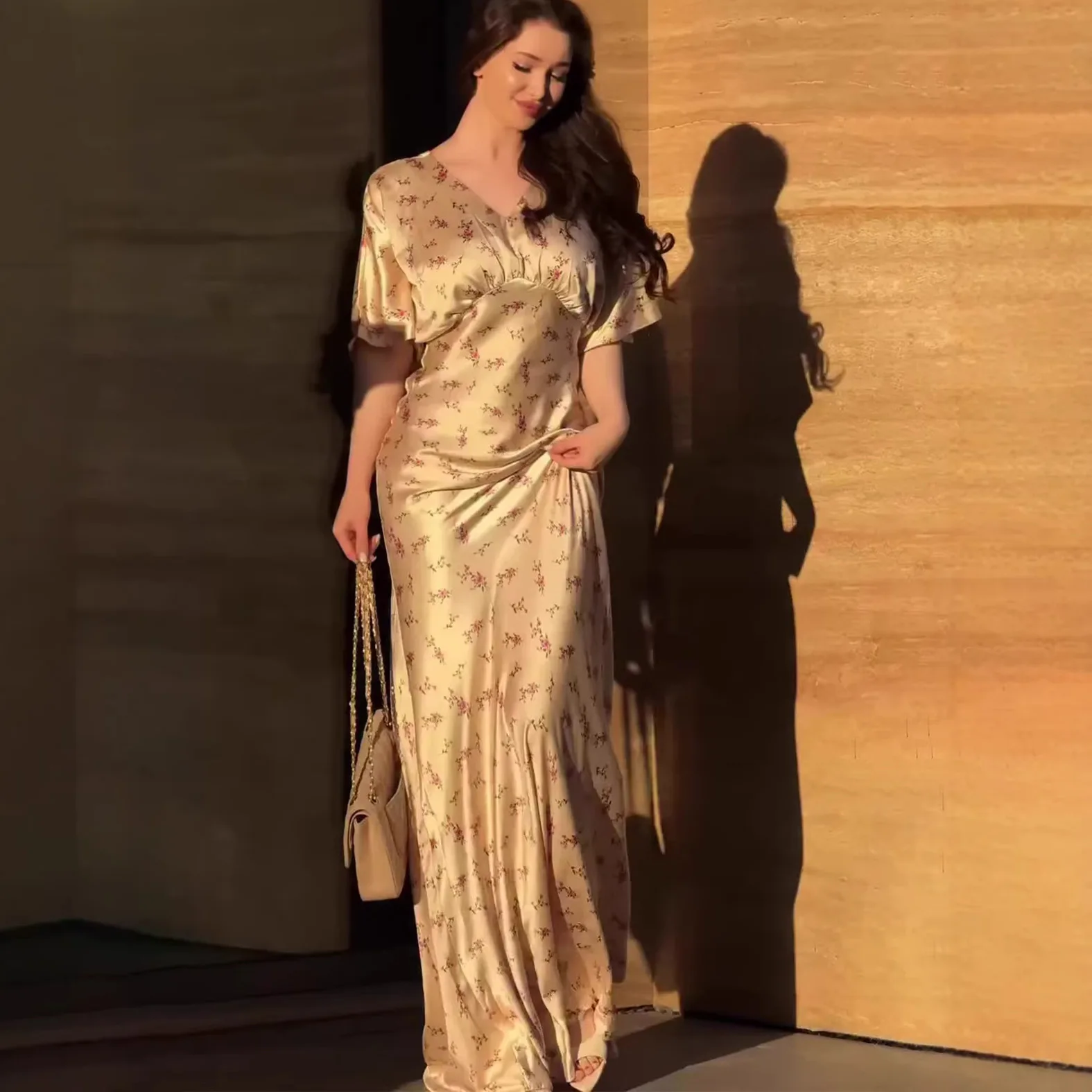 Summer New Satin Elegant Women's Short Sleeved Dress European American Fashion Banquet Sexy V-neck Floral Maxi Dress for Women
Summer New Satin Elegant Women's Short Sleeved Dress European American Fashion Banquet Sexy V-neck Floral Maxi Dress for Women
