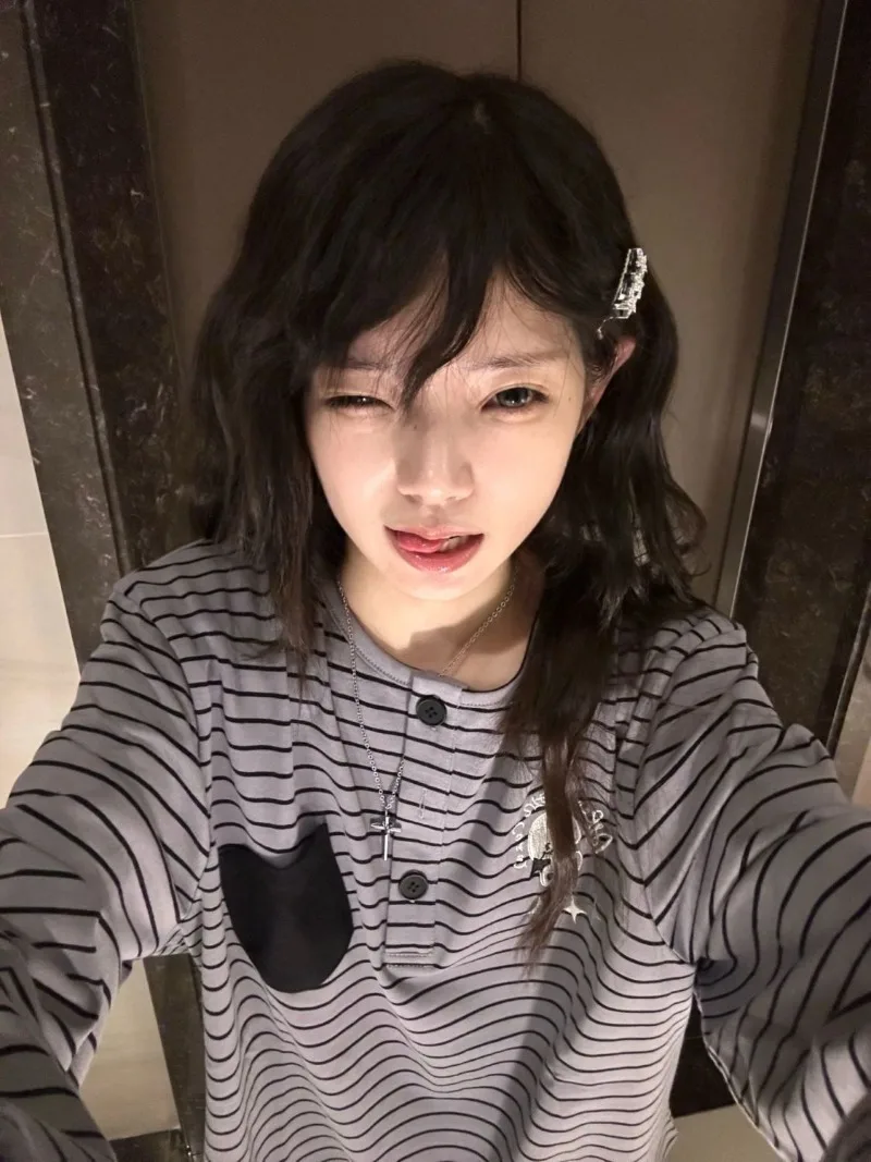 cute black gray striped T-shirt for women's autumn design,Long sleeved striped color blocked pocket simple and elegant T-shirt
cute black gray striped T-shirt for women's autumn design,Long sleeved striped color blocked pocket simple and elegant T-shirt