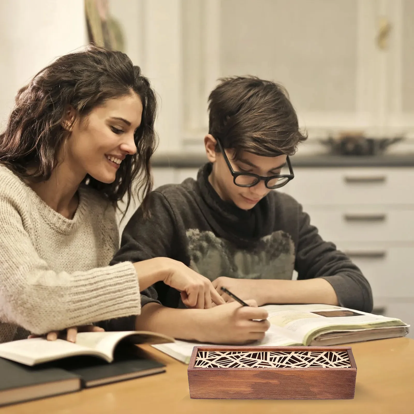 1Pcs Oblong Wood Pen Box Elegant Design Wear-Resistant Surface Ideal for Pens Pencils Erasers Gift for Students Friends Family
1Pcs Oblong Wood Pen Box Elegant Design Wear-Resistant Surface Ideal for Pens Pencils Erasers Gift for Students Friends Family