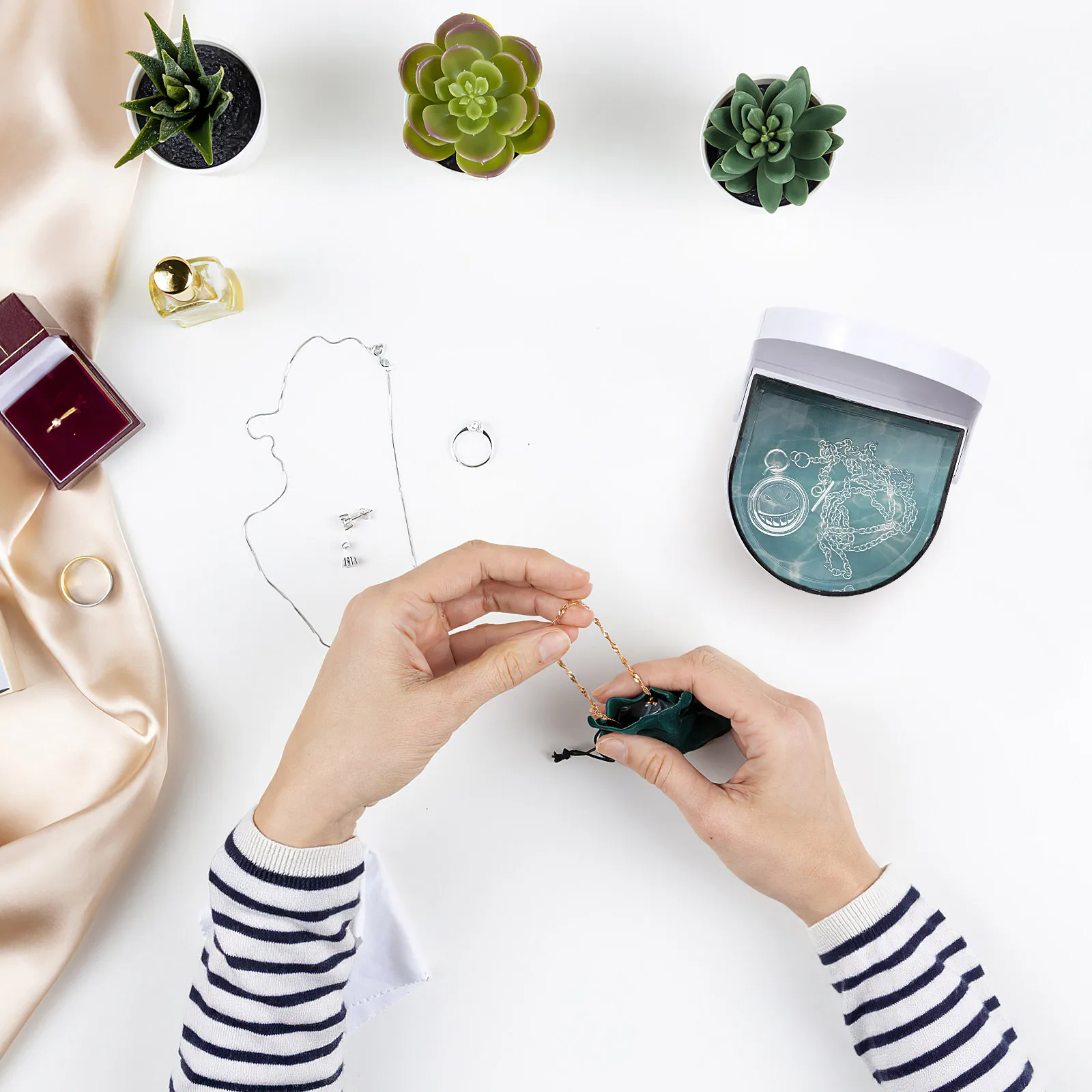 Jewelry Cleaner Dentures Cleaner Ultrasonic Cleaning Machine Compact Size for Jewelry Dentures Retainers Aligners
Jewelry Cleaner Dentures Cleaner Ultrasonic Cleaning Machine Compact Size for Jewelry Dentures Retainers Aligners