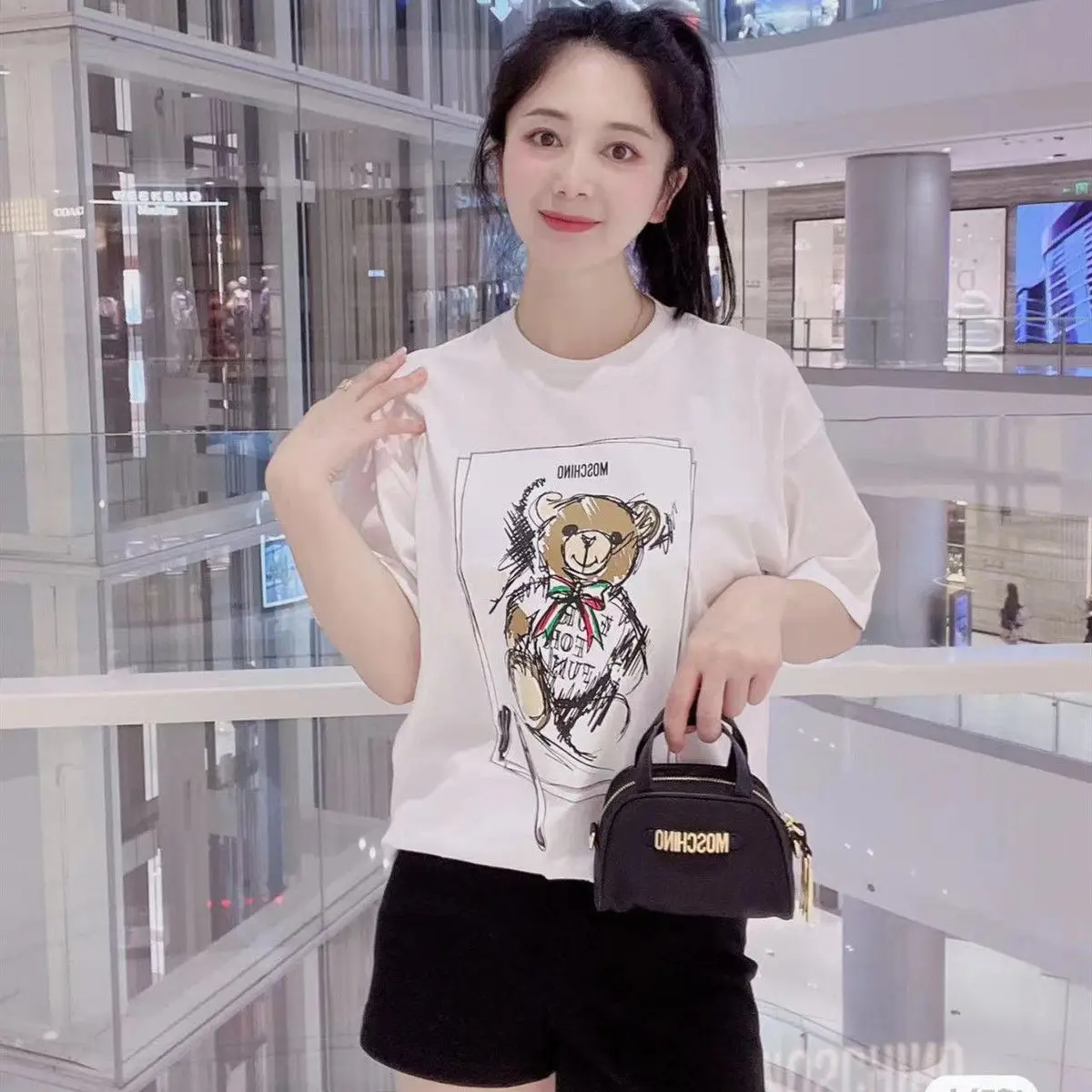 2024 Summer New Mos Print Sketch Bear Short Sleeve Full Loose T-shirt Cotton High-end Luxury Is for Both Men and Women Top Y2k
2024 Summer New Mos Print Sketch Bear Short Sleeve Full Loose T-shirt Cotton High-end Luxury Is for Both Men and Women Top Y2k