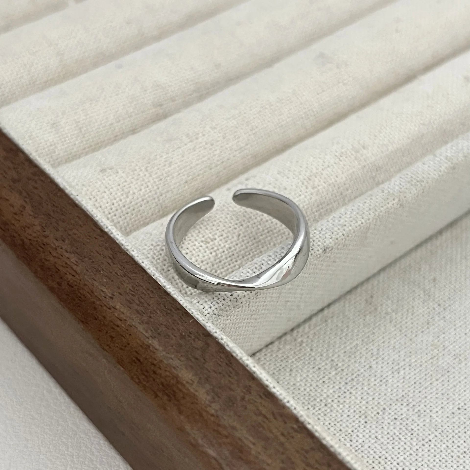 Регулируемые женские кольца из стерлингового серебра 925 пробы с витой проволокой, роскошные дизайнерские ювелирные изделия, оптовая продажа аксессуаров, ювелирные изделия Moneys 925
Регулируемые женские кольца из стерлингового серебра 925 пробы с витой проволокой, роскошные дизайнерские ювелирные изделия, оптовая продажа аксессуаров, ювелирные изделия Moneys 925