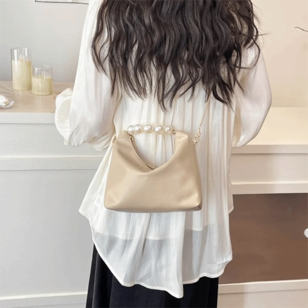 Simple Chain Pearl Handle Handbag PU Leather Solid Color Cloud Shoulder Bag Lightweight Korean Style Women Crossbody Bag Travel
Simple Chain Pearl Handle Handbag PU Leather Solid Color Cloud Shoulder Bag Lightweight Korean Style Women Crossbody Bag Travel