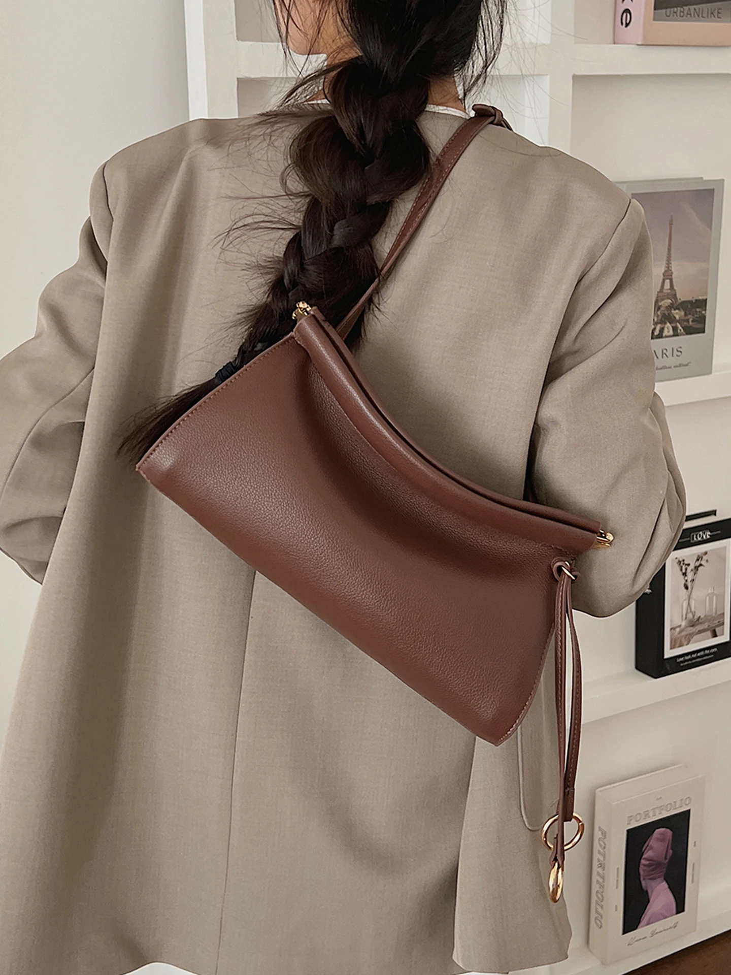 Fashionable Underarm Crossbody Bag for Women 2026 New Spring Commute Work Single Shoulder Satchel Luxury Sensation Handbag
Fashionable Underarm Crossbody Bag for Women 2026 New Spring Commute Work Single Shoulder Satchel Luxury Sensation Handbag