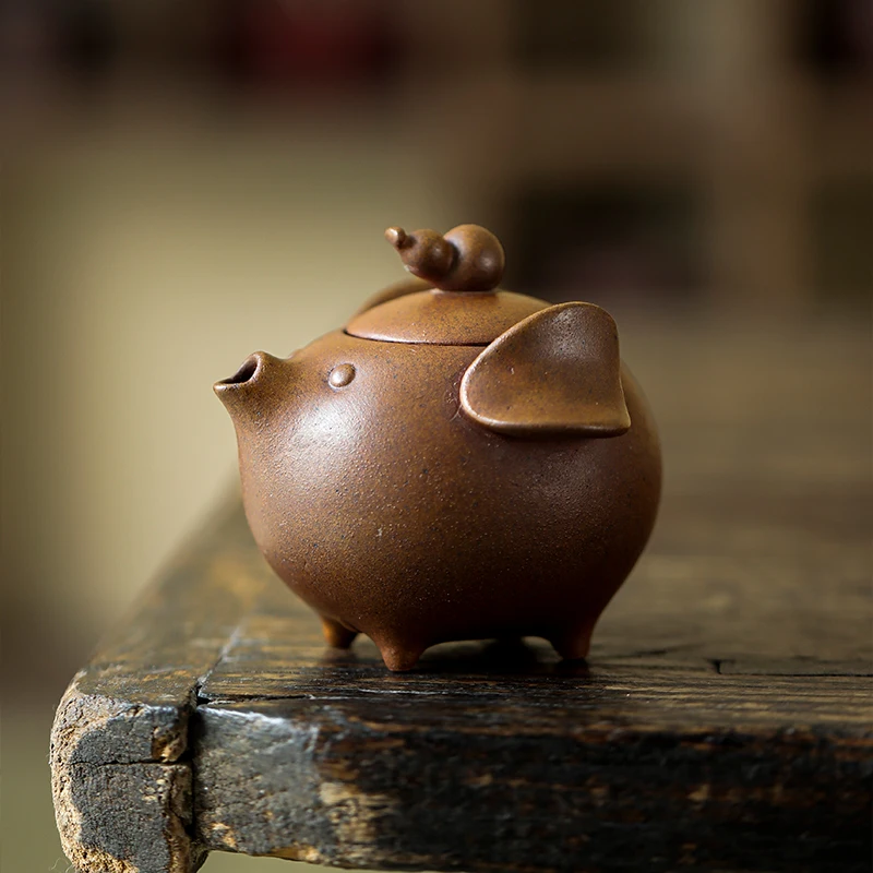 Old Rock Mud Little Flying Pig Teapot Home Ceramic Tea Brewing Set Chinese Kung Fu Teaware Coarse Earthenware Hand-held Teapot
Old Rock Mud Little Flying Pig Teapot Home Ceramic Tea Brewing Set Chinese Kung Fu Teaware Coarse Earthenware Hand-held Teapot