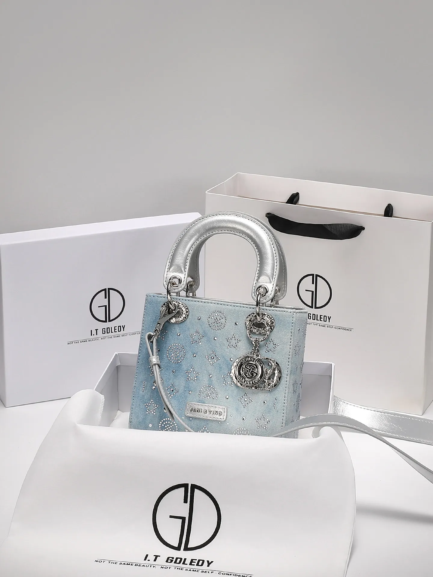 Luxury and Popular Handheld Square Bag with High Quality Metal and Premium Denim Canvas Women's New Trendy Single Shoulder Bag
Luxury and Popular Handheld Square Bag with High Quality Metal and Premium Denim Canvas Women's New Trendy Single Shoulder Bag