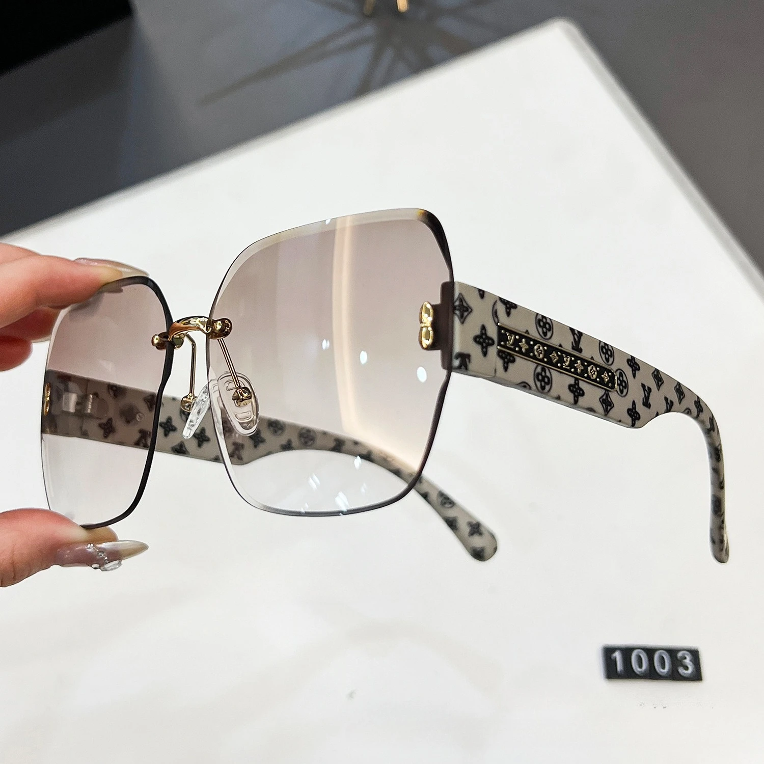 2025 New Sunglasses Four-leaf Clover Fashion High-end Fashion Light Luxury Sunglasses Crystal Trimmed Outdoor UV Protection
2025 New Sunglasses Four-leaf Clover Fashion High-end Fashion Light Luxury Sunglasses Crystal Trimmed Outdoor UV Protection