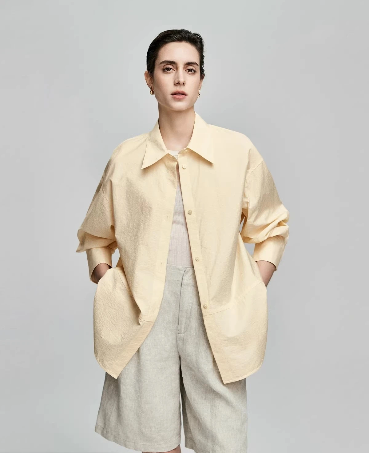 Loose-fitting long-sleeved shirt with a cropped hem female Spring/Summer 2025 Light cream-yellow loose-fitting shirt coat
Loose-fitting long-sleeved shirt with a cropped hem female Spring/Summer 2025 Light cream-yellow loose-fitting shirt coat