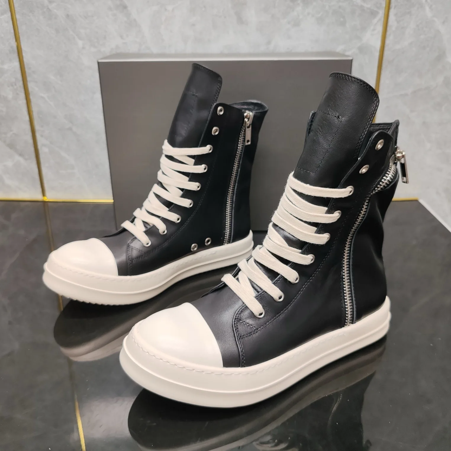 Ro new solid color high-end brand men's black sneakers, women's black casual couple high-top lace-up boots zipper.
Ro new solid color high-end brand men's black sneakers, women's black casual couple high-top lace-up boots zipper.